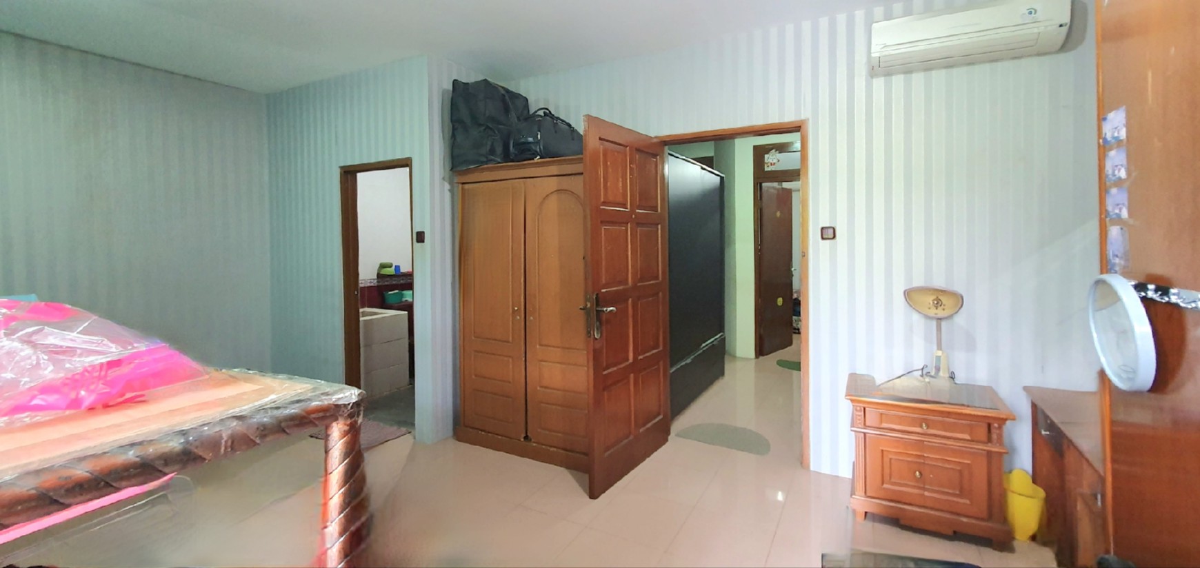 Rumah tua namun kokoh terawat di cluster Janur Elok belakang Mahaka / Santika.