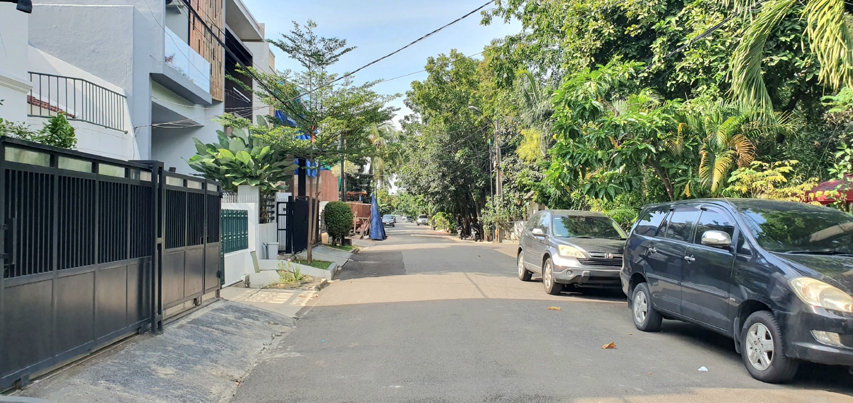 Rumah tua namun kokoh terawat di cluster Janur Elok belakang Mahaka / Santika.