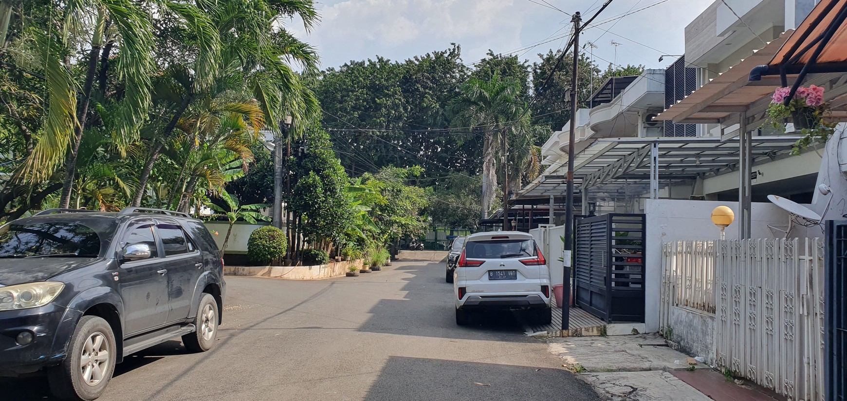 Rumah tua namun kokoh terawat di cluster Janur Elok belakang Mahaka / Santika.