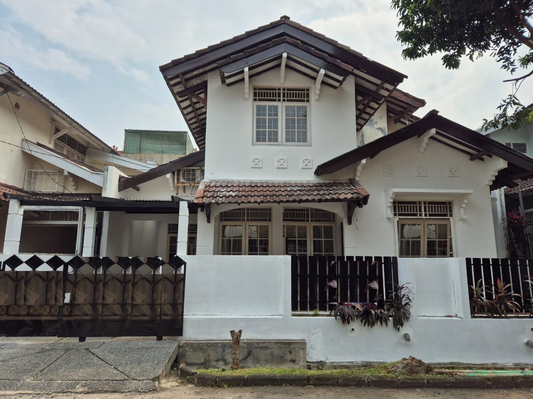 Rumah 2 lantai, bangunan kokoh, bebas banjir, Lingkungan aman dan Nyaman.