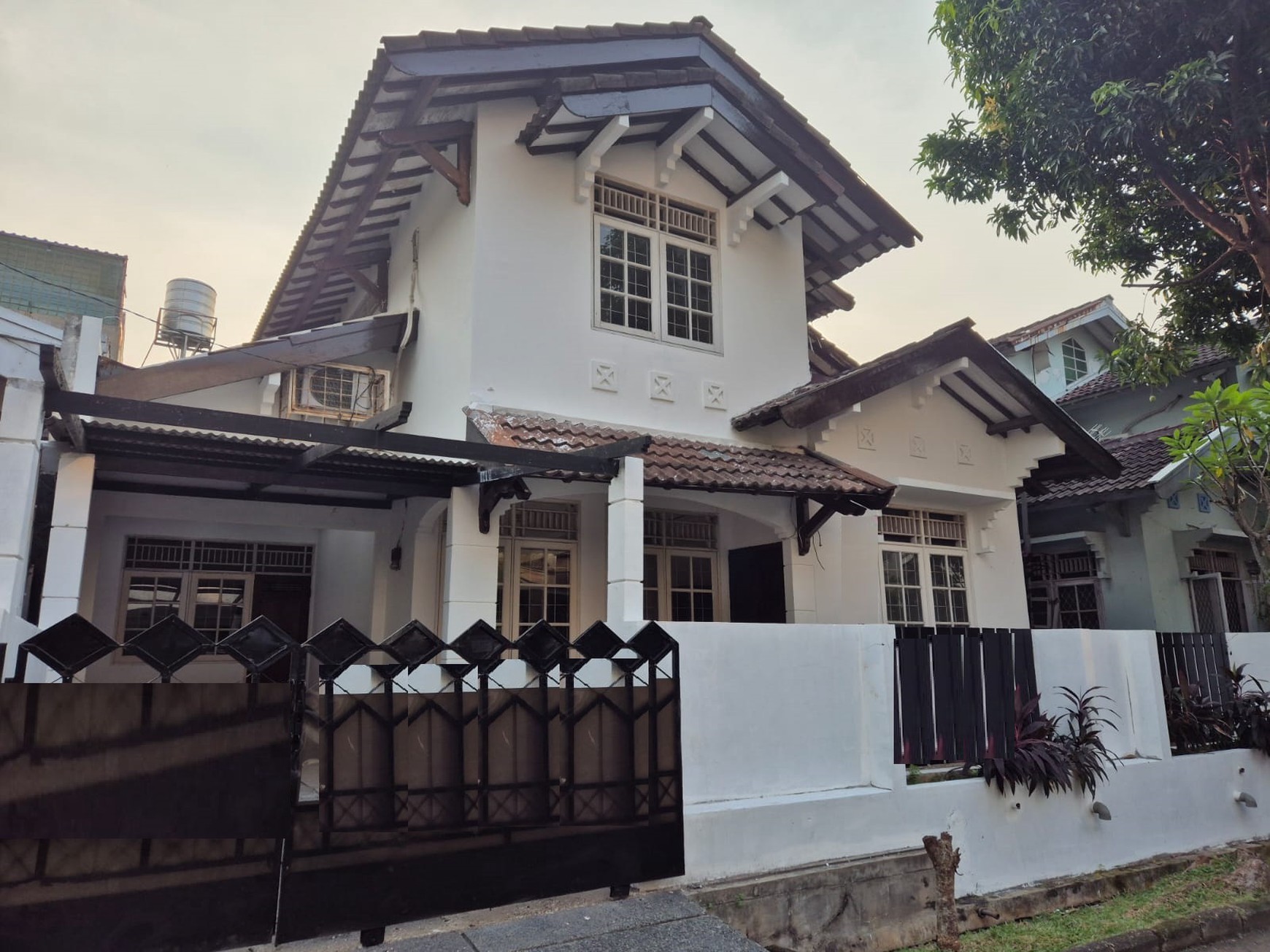 Rumah 2 lantai, bangunan kokoh, bebas banjir, Lingkungan aman dan Nyaman.