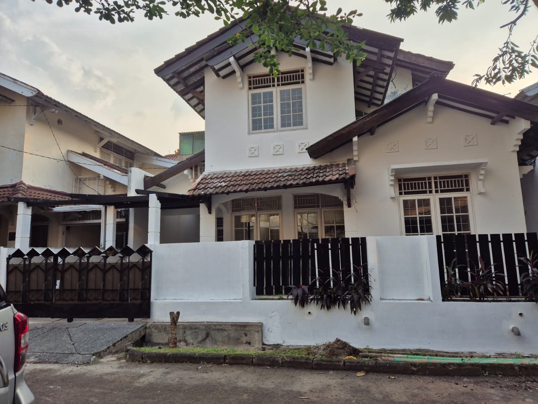 Rumah 2 lantai, bangunan kokoh, bebas banjir, Lingkungan aman dan Nyaman.