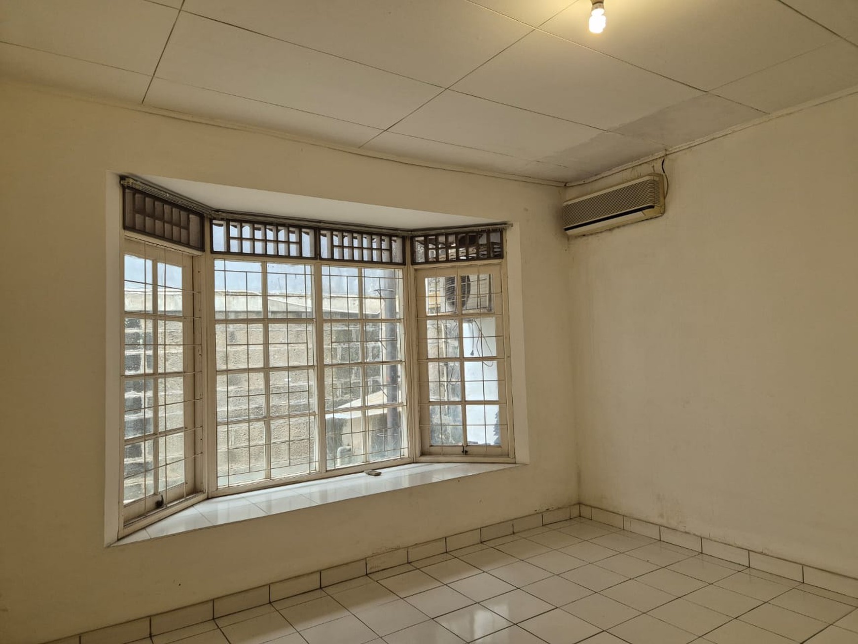 Rumah 2 lantai, bangunan kokoh, bebas banjir, Lingkungan aman dan Nyaman.