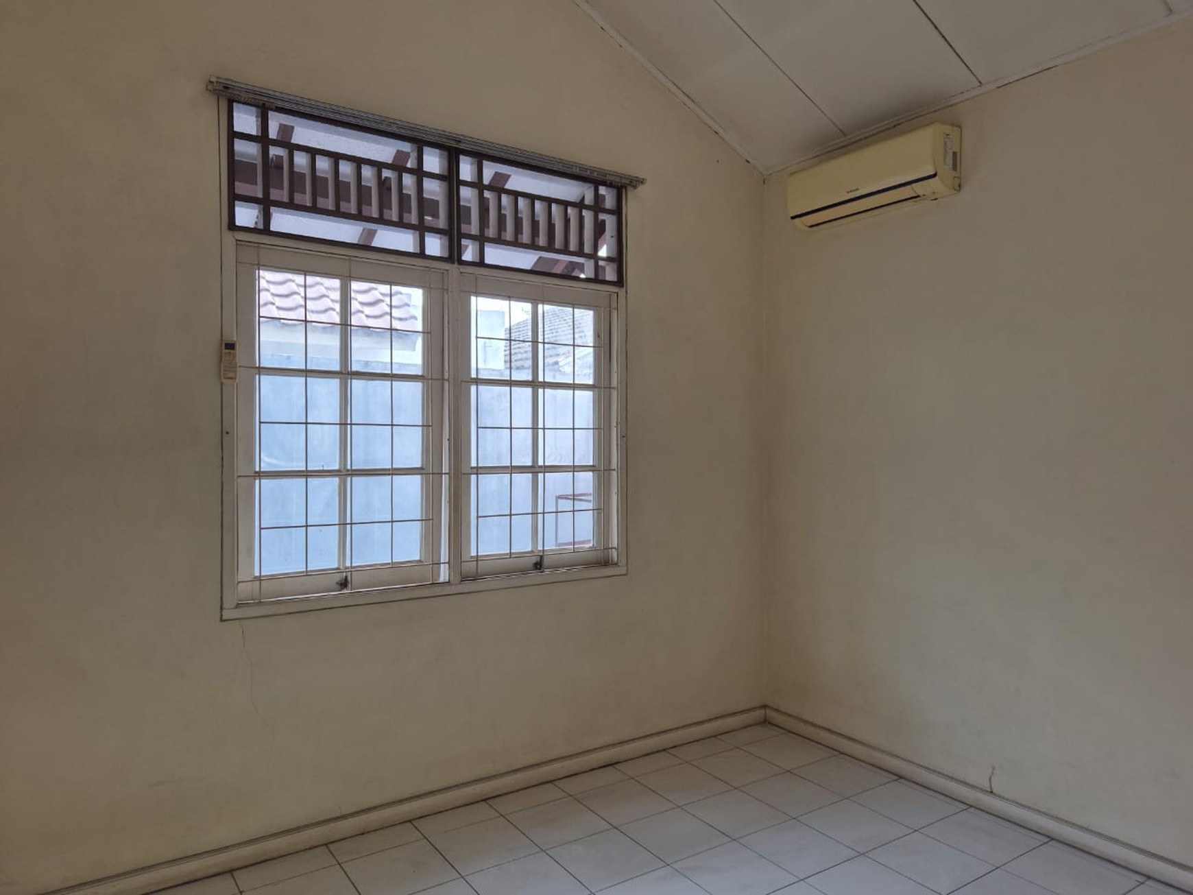 Rumah 2 lantai, bangunan kokoh, bebas banjir, Lingkungan aman dan Nyaman.