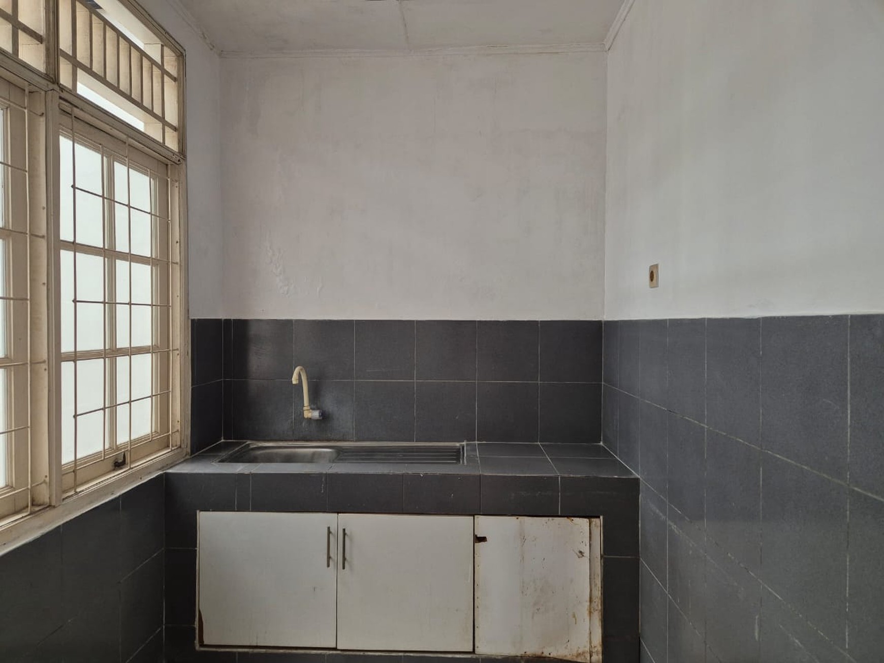 Rumah 2 lantai, bangunan kokoh, bebas banjir, Lingkungan aman dan Nyaman.