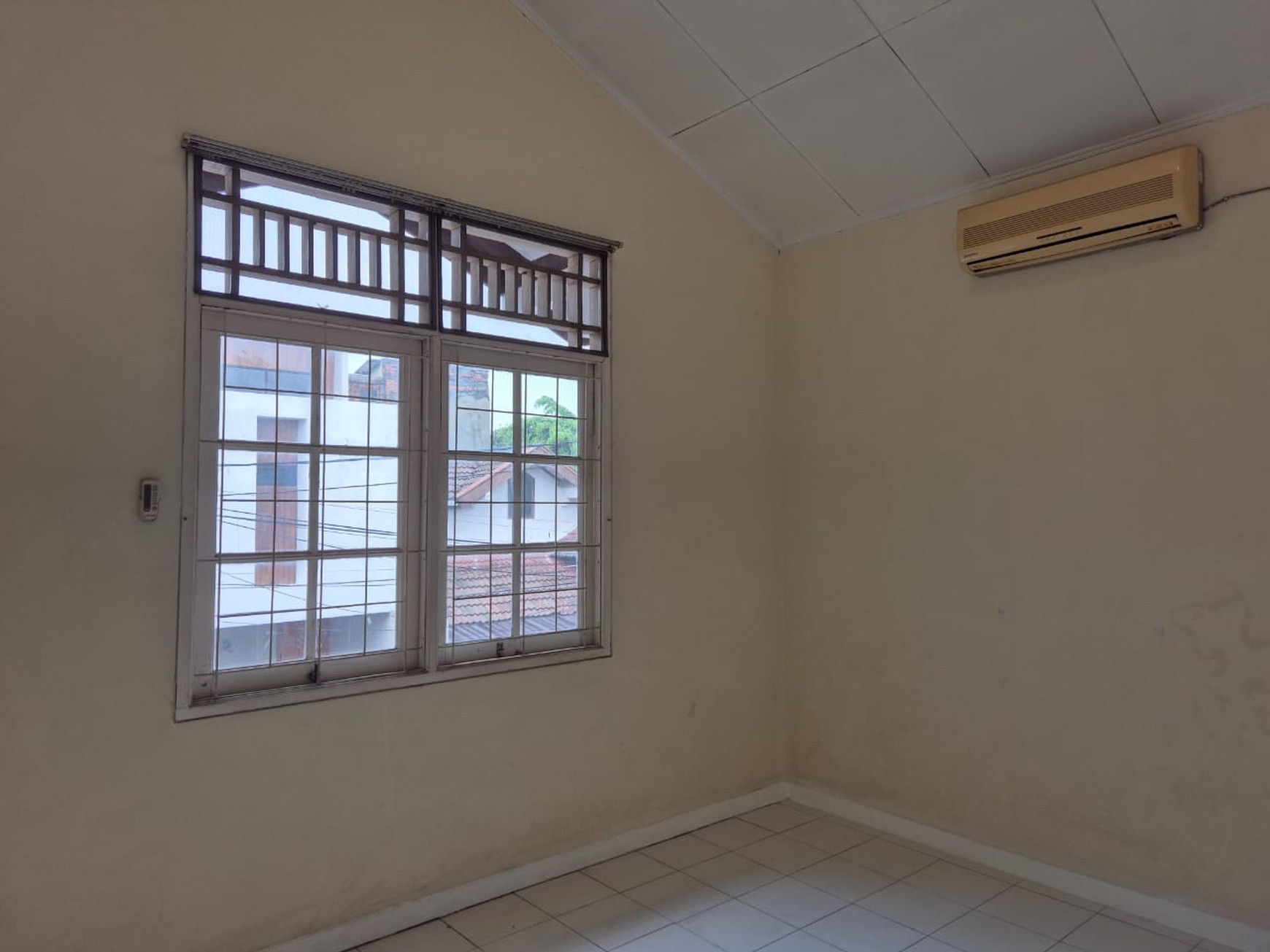 Rumah 2 lantai, bangunan kokoh, bebas banjir, Lingkungan aman dan Nyaman.