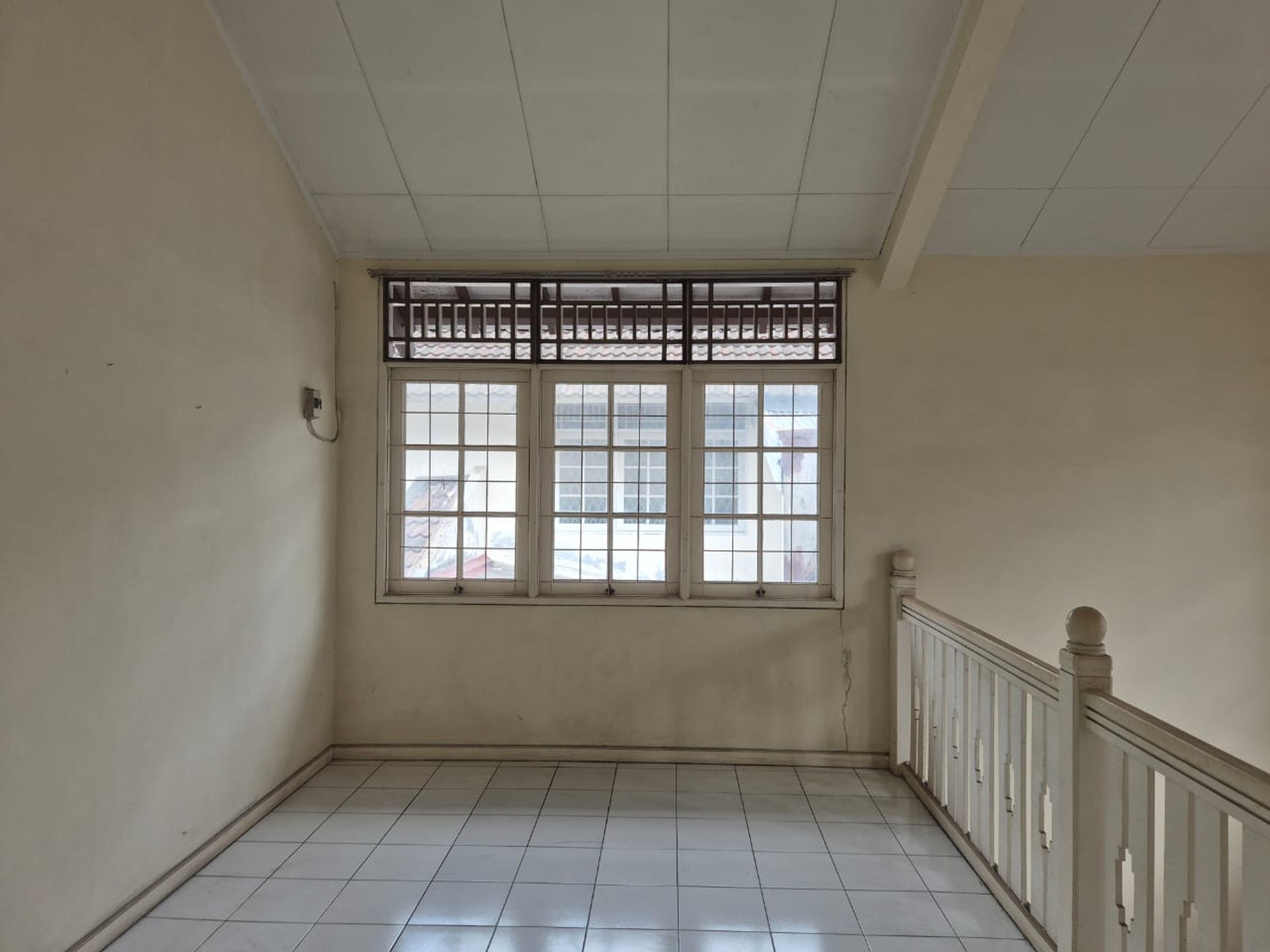 Rumah 2 lantai, bangunan kokoh, bebas banjir, Lingkungan aman dan Nyaman.