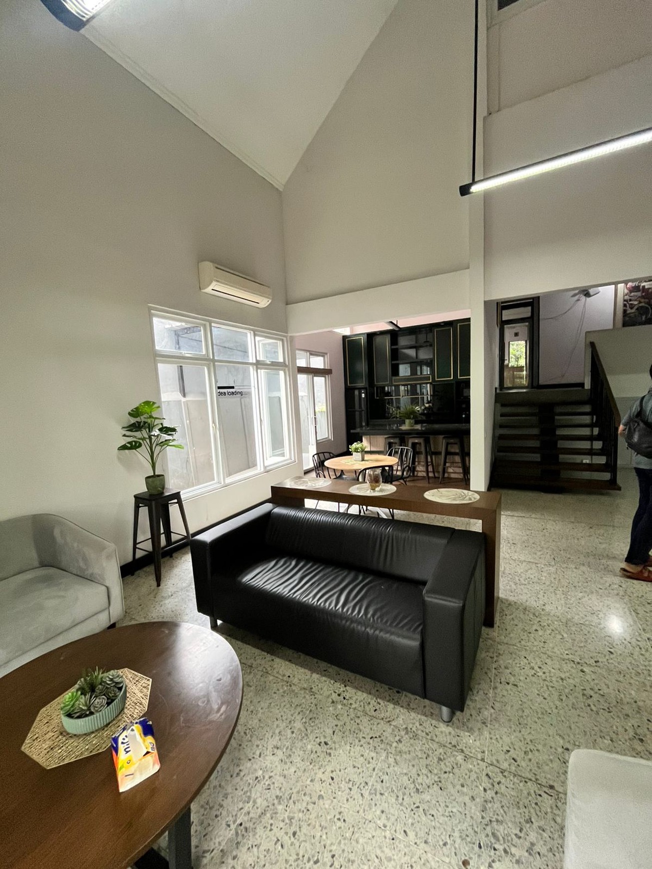 Dijual Rumah Luas dan Siap Pakai, harga mendekati njop, cocok untuk kantor maupun hunian