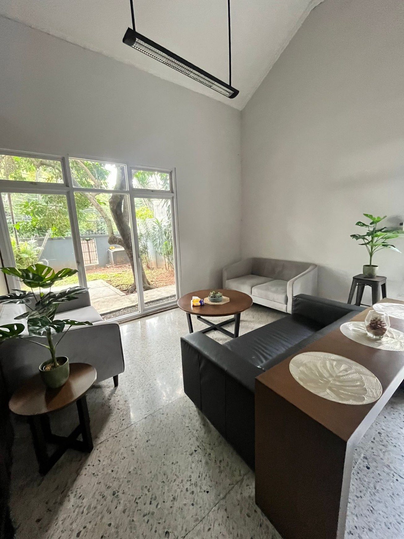 Dijual Rumah Luas dan Siap Pakai, harga mendekati njop, cocok untuk kantor maupun hunian