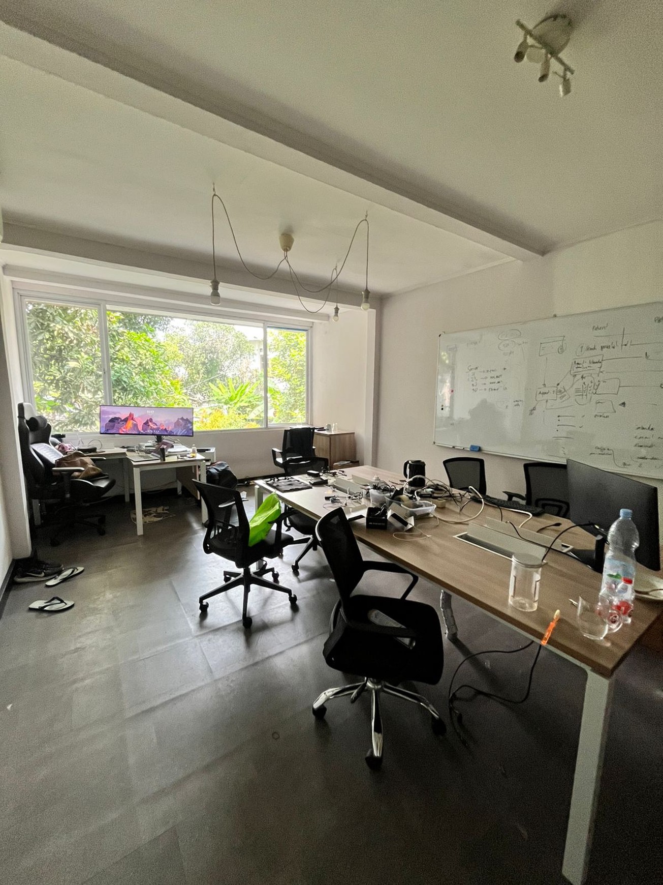 Dijual Rumah Luas dan Siap Pakai, harga mendekati njop, cocok untuk kantor maupun hunian