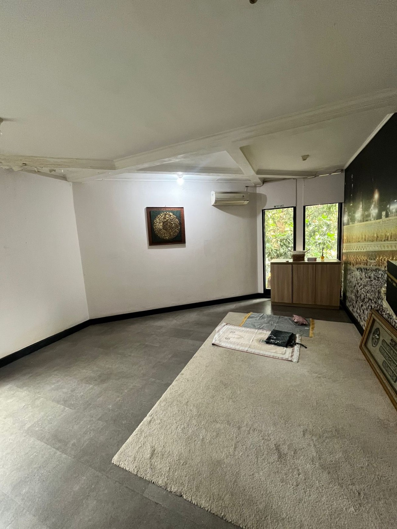 Dijual Rumah Luas dan Siap Pakai, harga mendekati njop, cocok untuk kantor maupun hunian