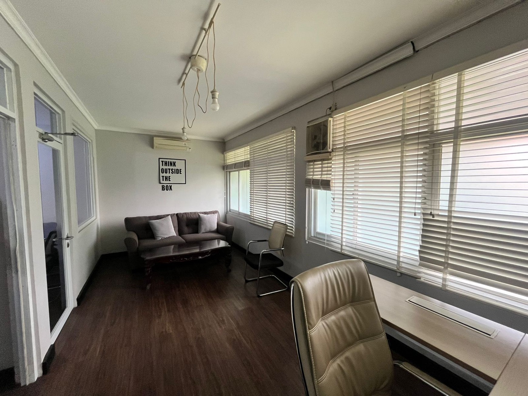 Dijual Rumah Luas dan Siap Pakai, harga mendekati njop, cocok untuk kantor maupun hunian