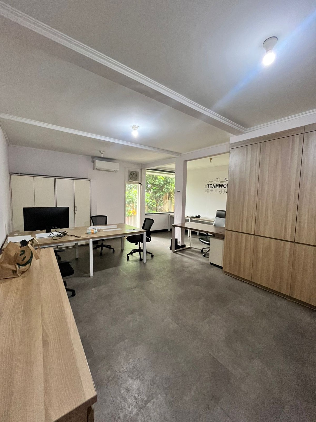 Dijual Rumah Luas dan Siap Pakai, harga mendekati njop, cocok untuk kantor maupun hunian