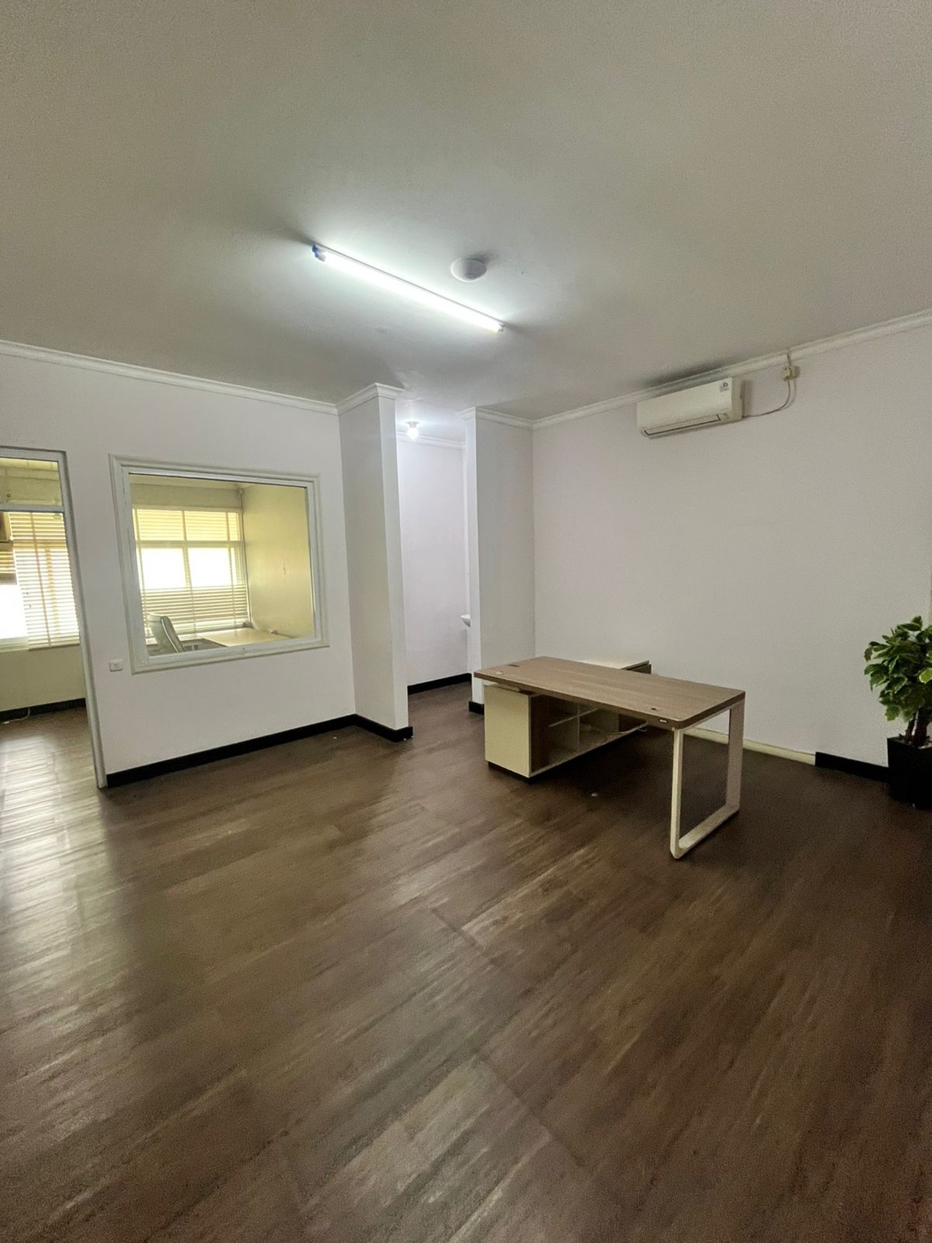 Dijual Rumah Luas dan Siap Pakai, harga mendekati njop, cocok untuk kantor maupun hunian