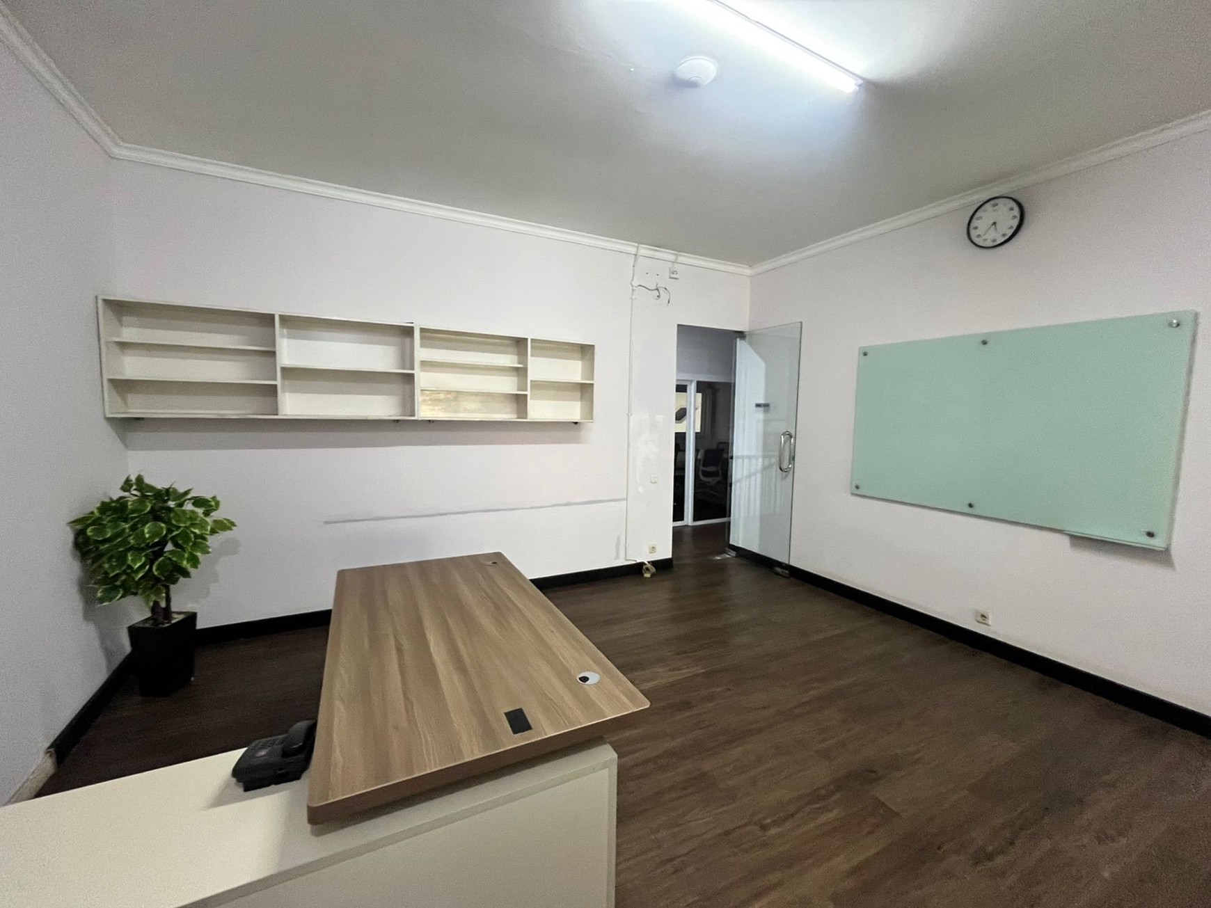 Dijual Rumah Luas dan Siap Pakai, harga mendekati njop, cocok untuk kantor maupun hunian