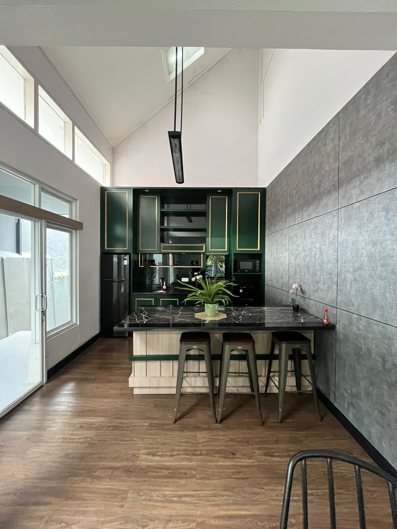 Dijual Rumah Luas dan Siap Pakai, harga mendekati njop, cocok untuk kantor maupun hunian