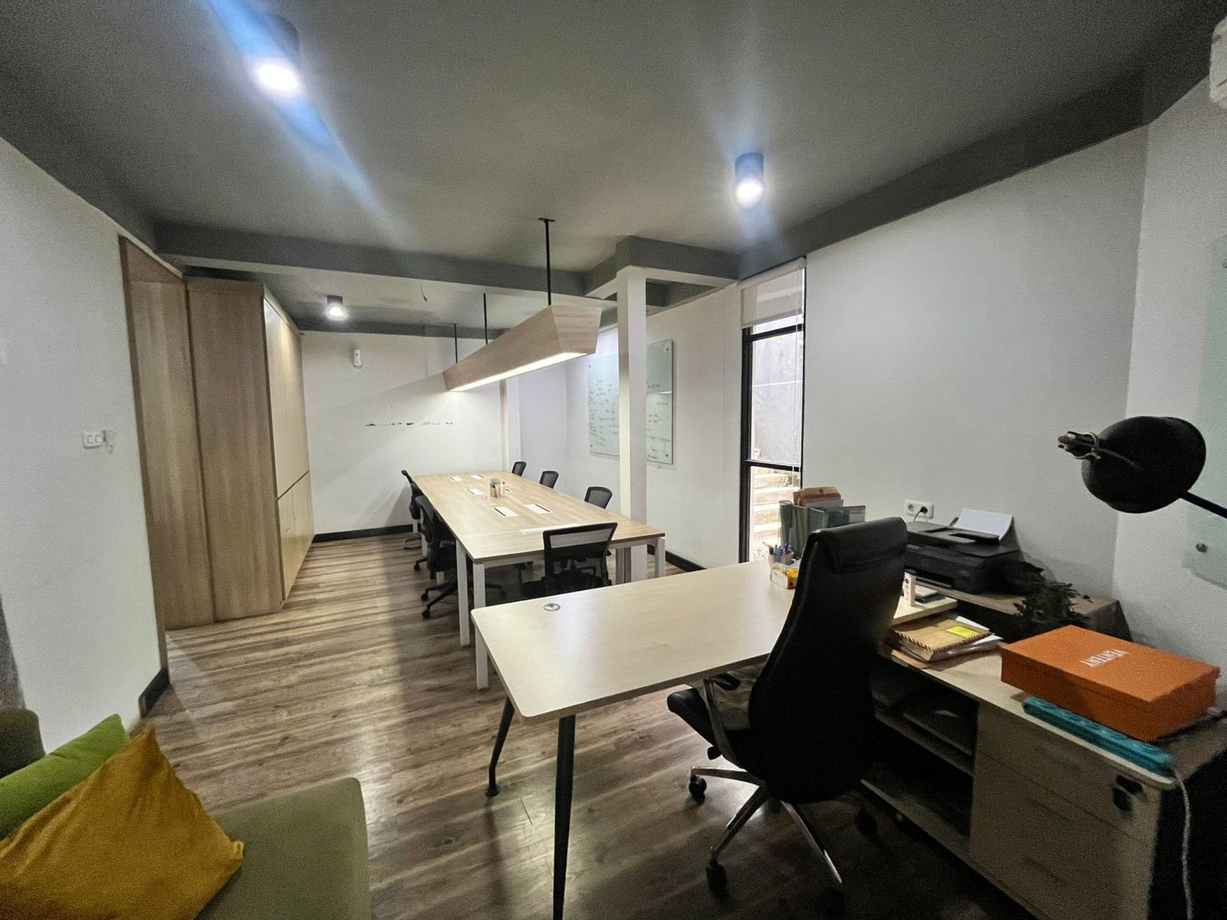 Dijual Rumah Luas dan Siap Pakai, harga mendekati njop, cocok untuk kantor maupun hunian