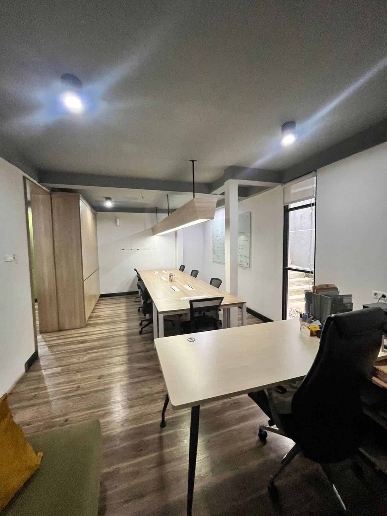 Dijual Rumah Luas dan Siap Pakai, harga mendekati njop, cocok untuk kantor maupun hunian
