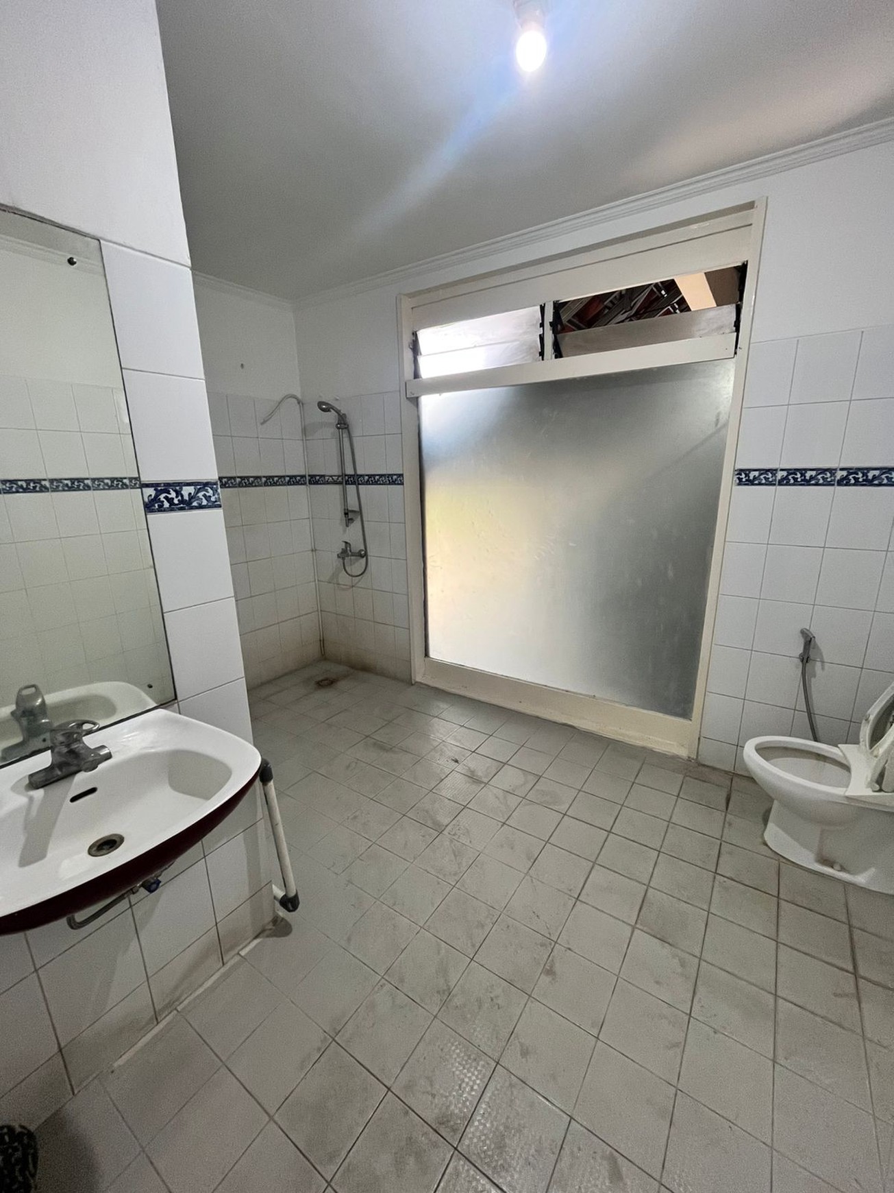 Dijual Rumah Luas dan Siap Pakai, harga mendekati njop, cocok untuk kantor maupun hunian
