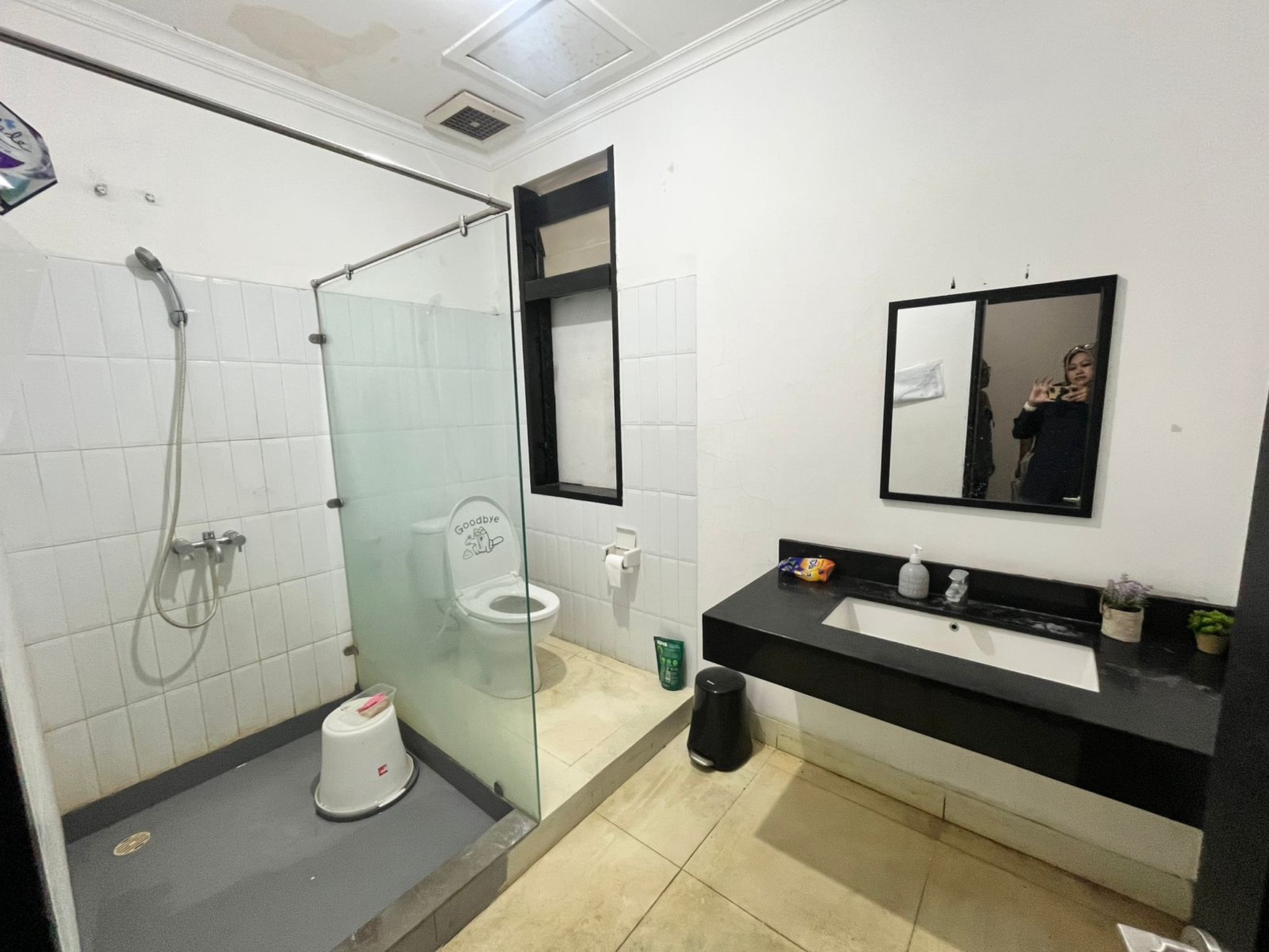 Dijual Rumah Luas dan Siap Pakai, harga mendekati njop, cocok untuk kantor maupun hunian