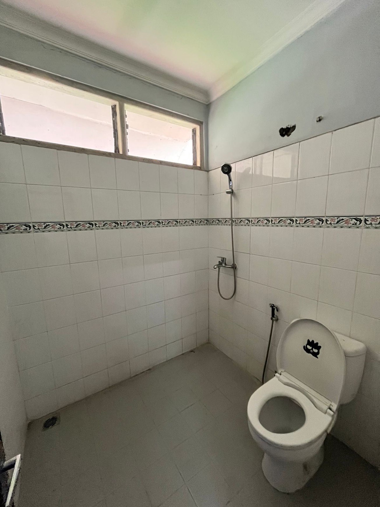 Dijual Rumah Luas dan Siap Pakai, harga mendekati njop, cocok untuk kantor maupun hunian