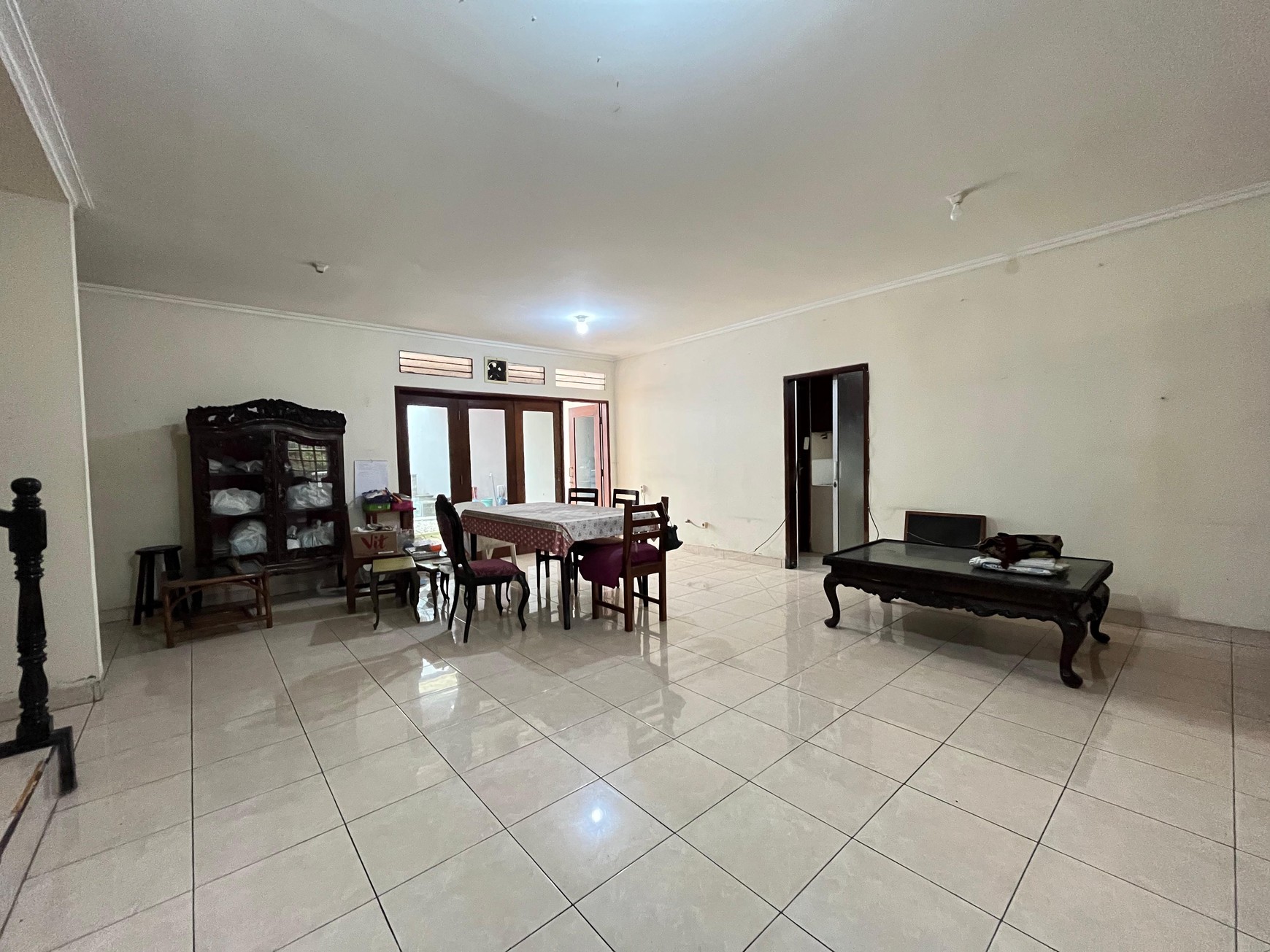 Best Price! Rumah Luas 2 Lantai Dengan Halaman Belakang di Komplek Besar Cinere 