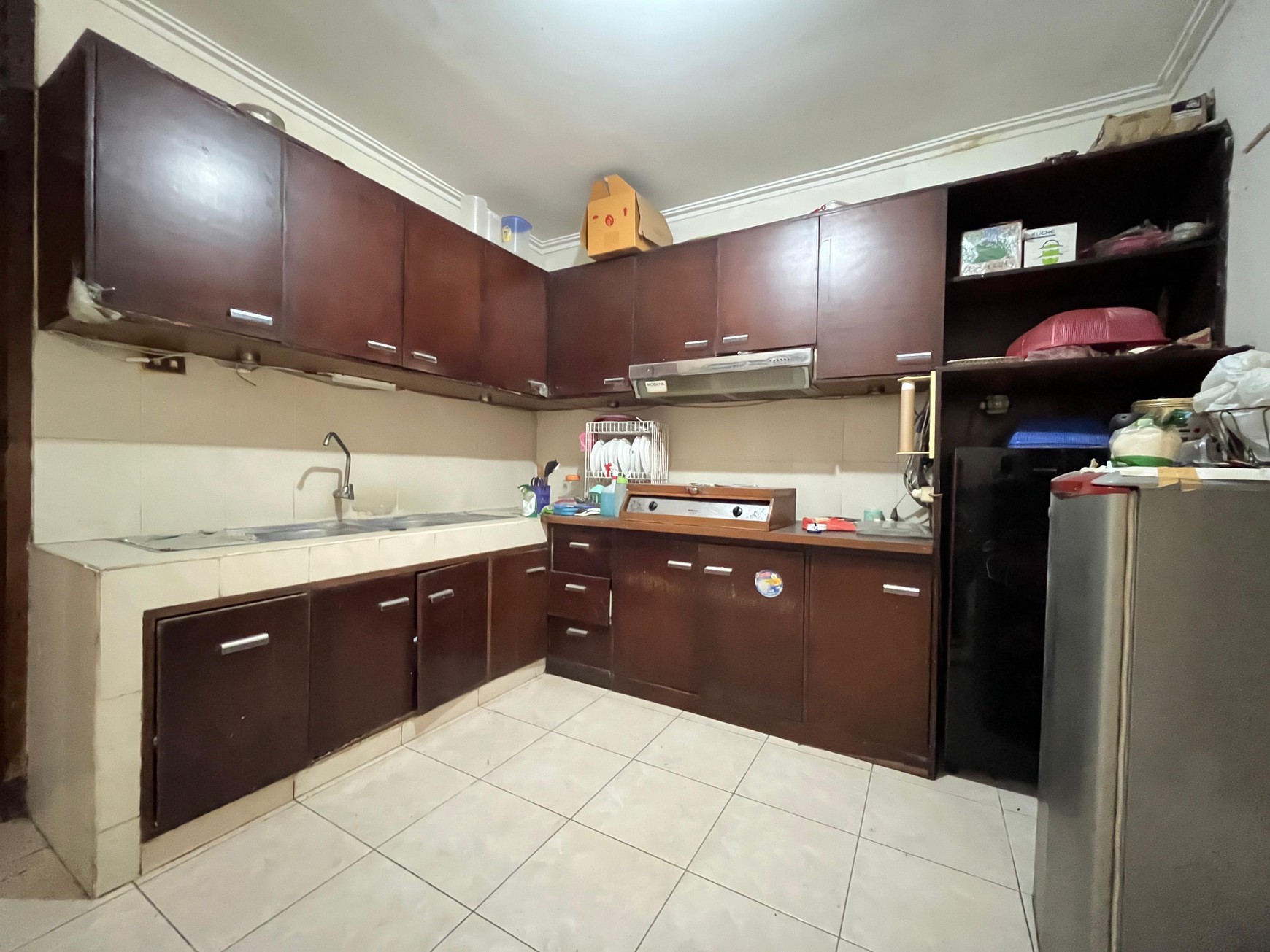 Best Price! Rumah Luas 2 Lantai Dengan Halaman Belakang di Komplek Besar Cinere 