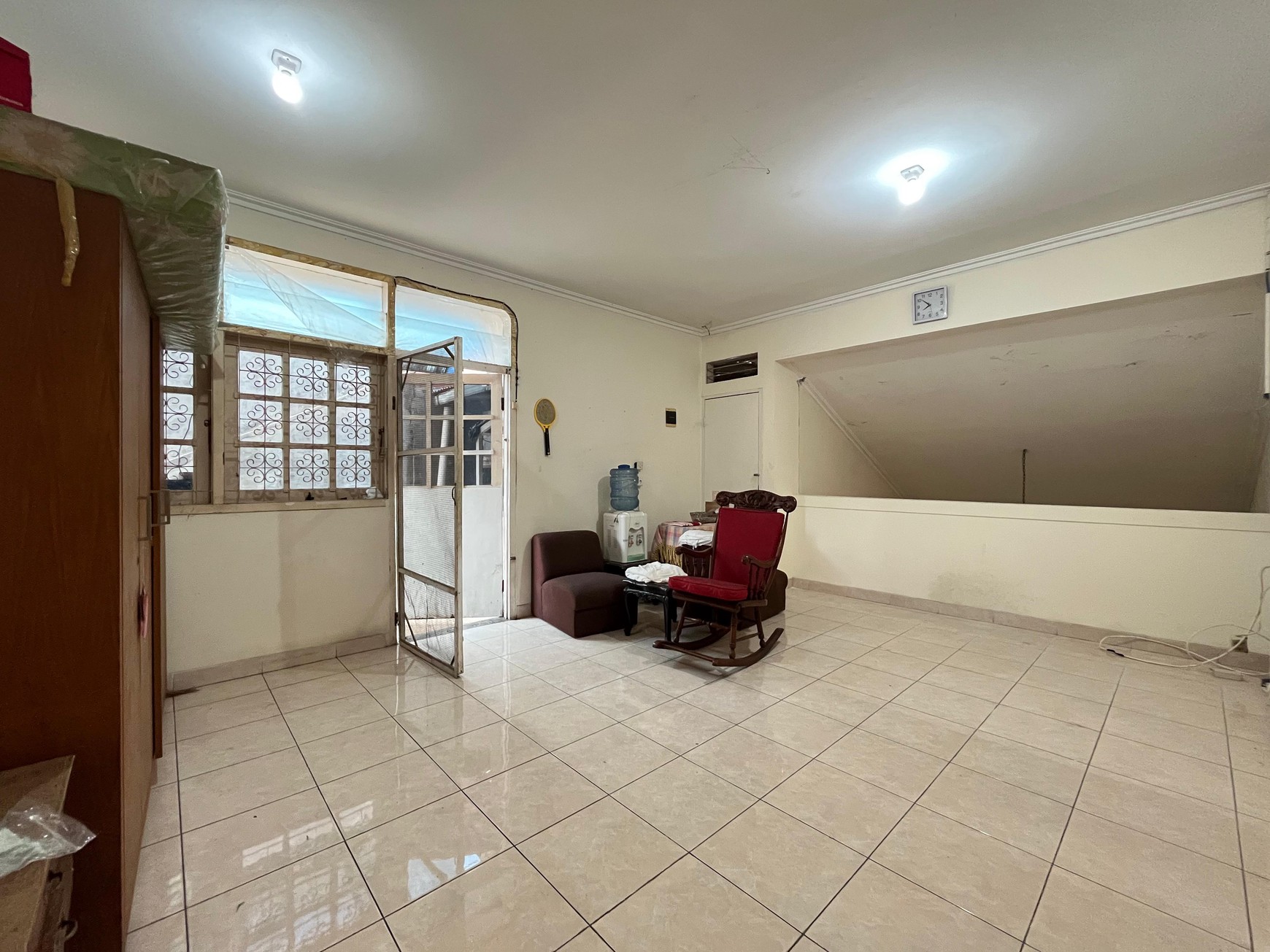 Best Price! Rumah Luas 2 Lantai Dengan Halaman Belakang di Komplek Besar Cinere 