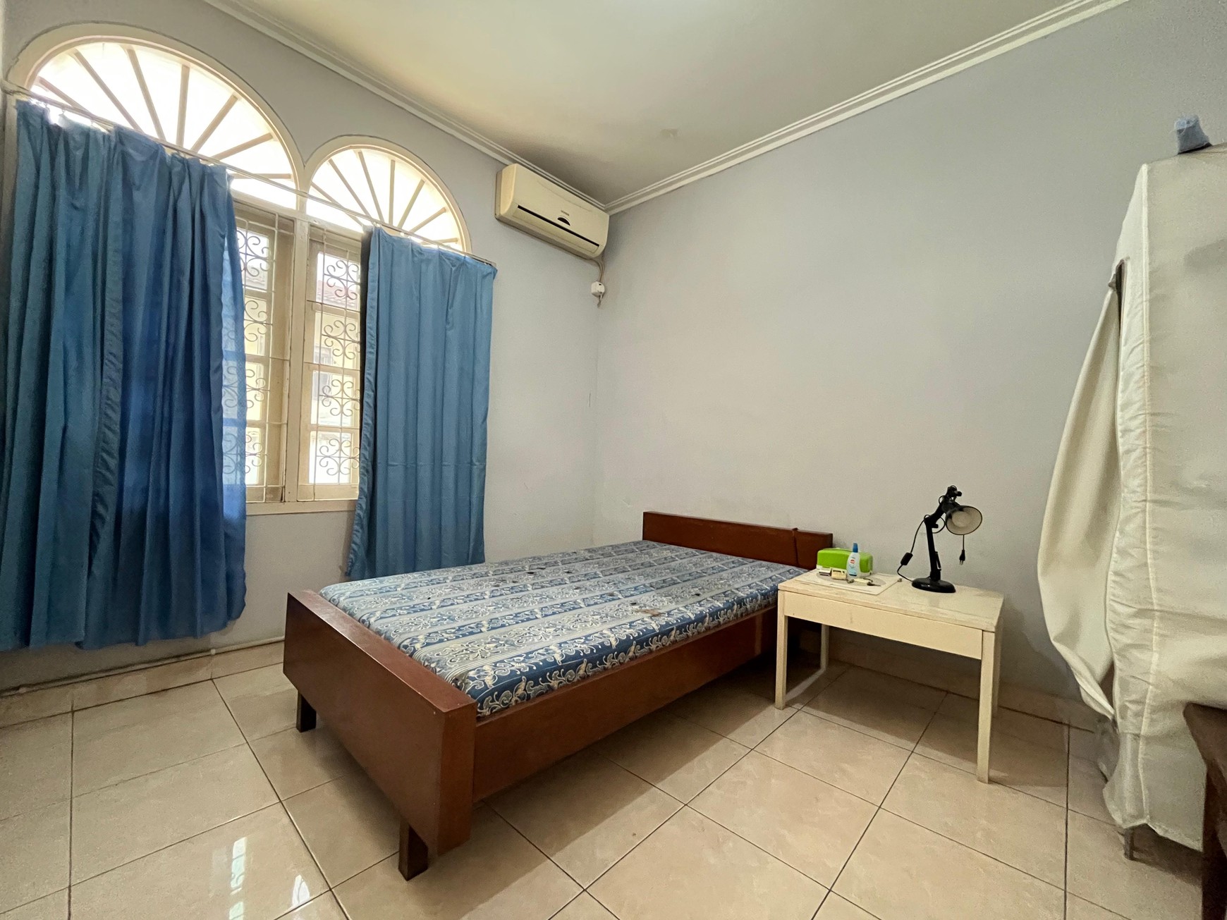 Best Price! Rumah Luas 2 Lantai Dengan Halaman Belakang di Komplek Besar Cinere 