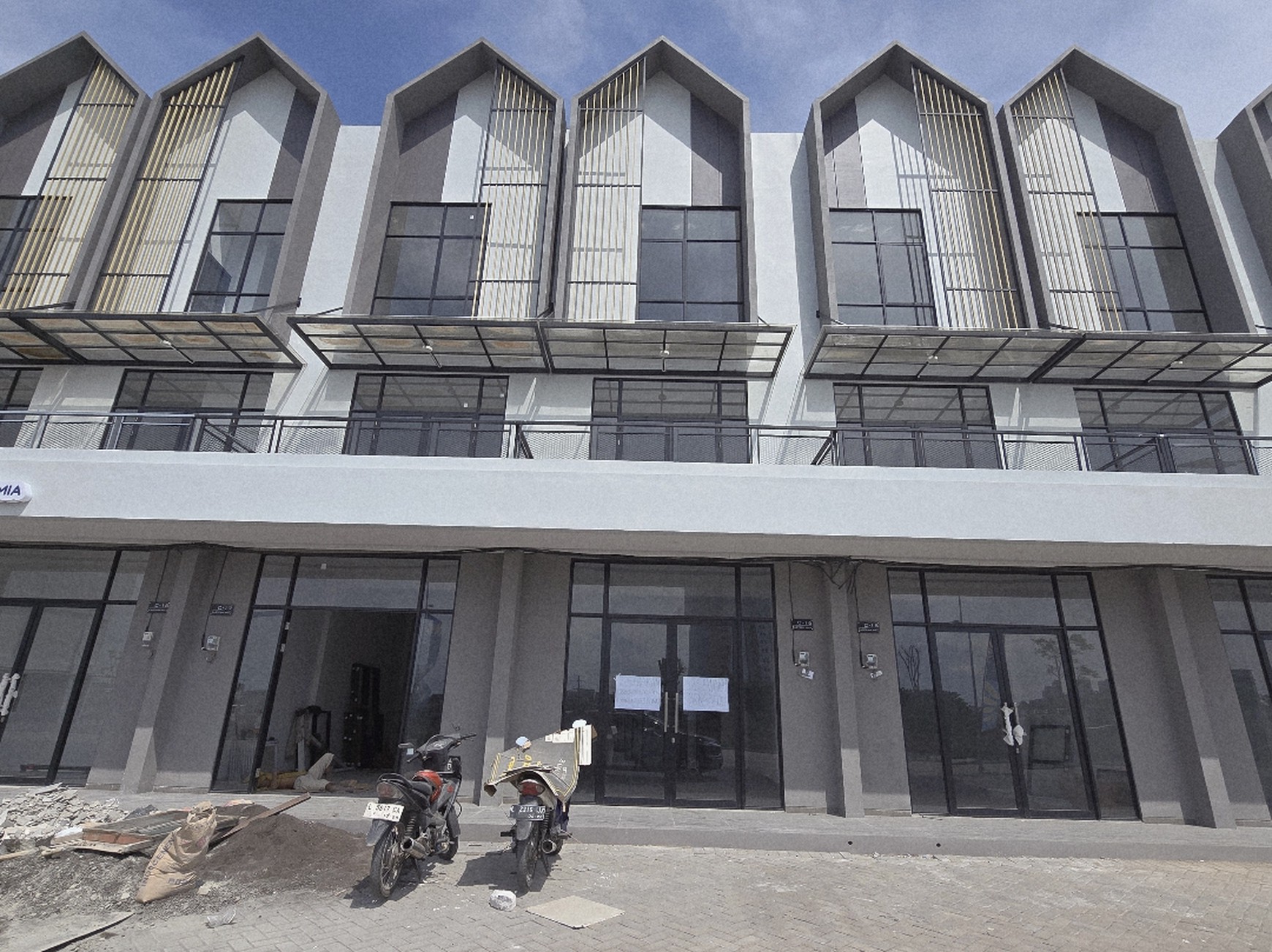 Disewakan Ruko Baru Gress Grand Eastern Surabaya Timur