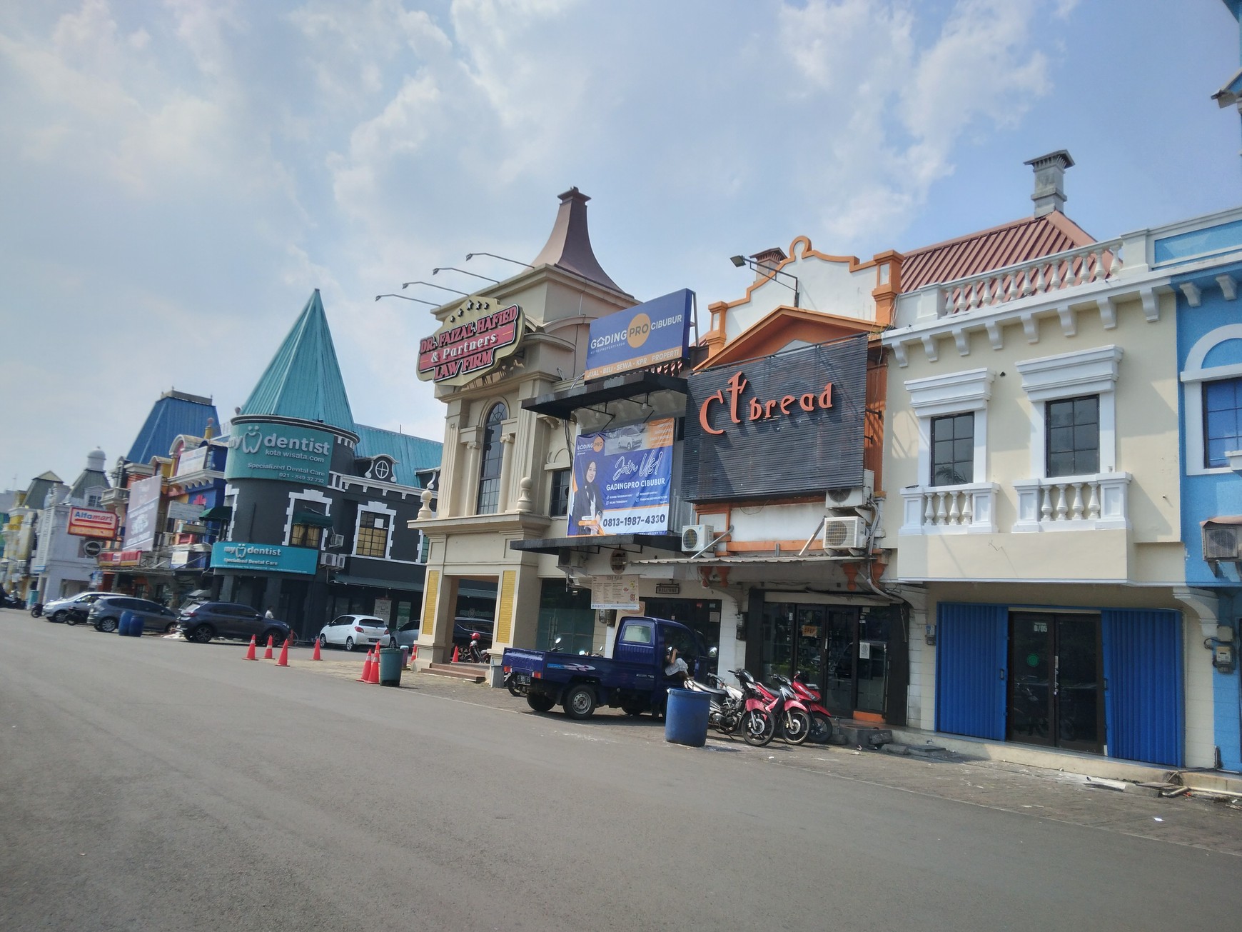 RUKO  MEGHADAP  JALAN BOULEVARD DI KOTA WISATA CIBUBUR