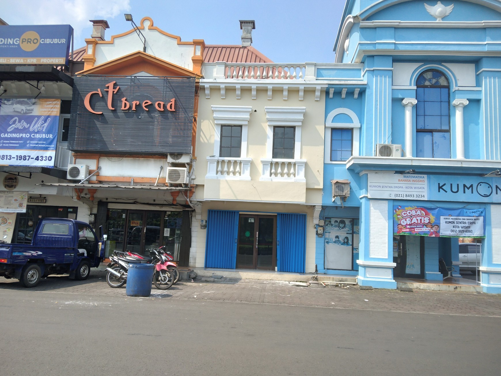 RUKO  MEGHADAP  JALAN BOULEVARD DI KOTA WISATA CIBUBUR