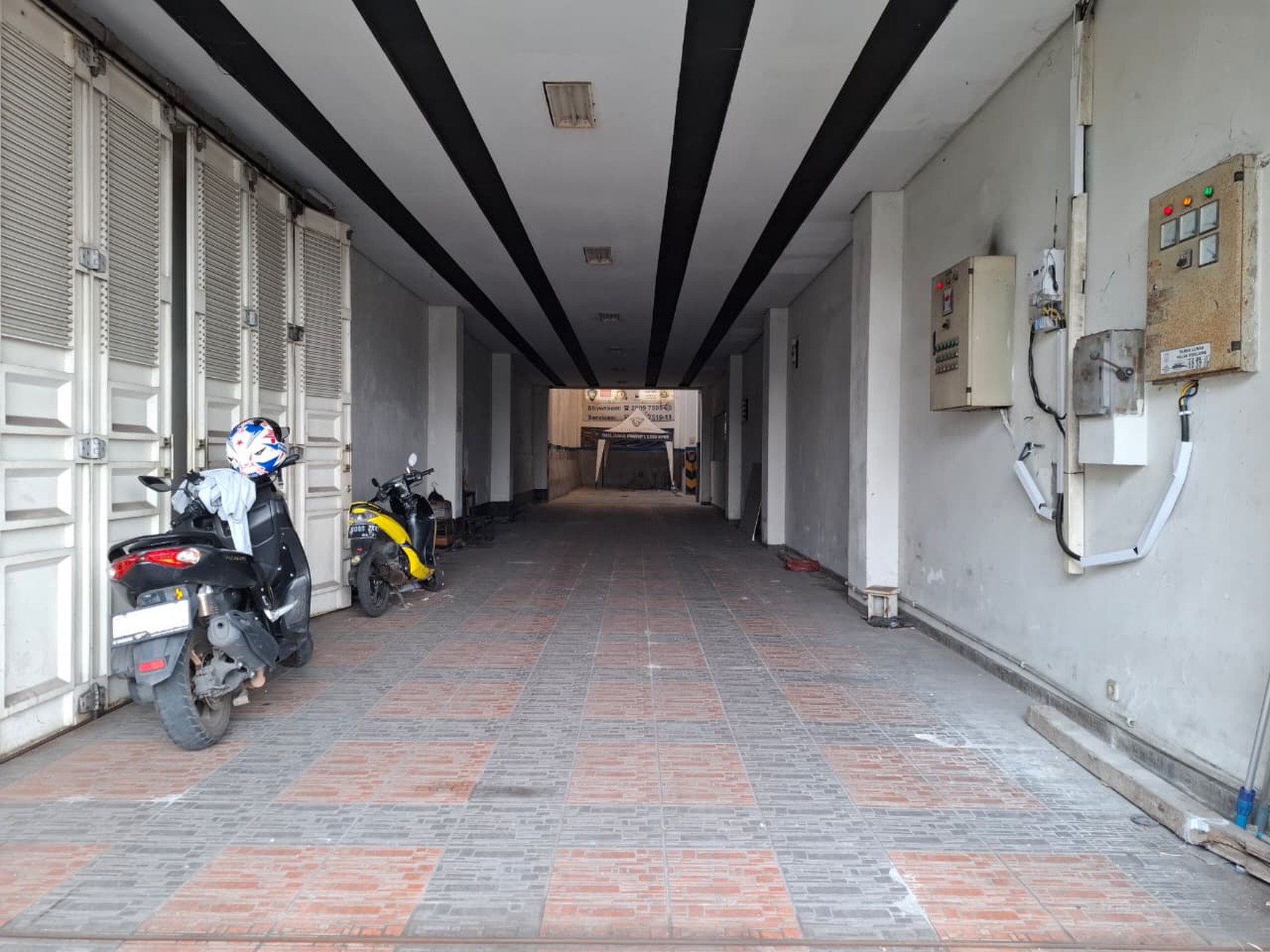 Gedung Showroom Mobil, Jl Kartini, Depok
