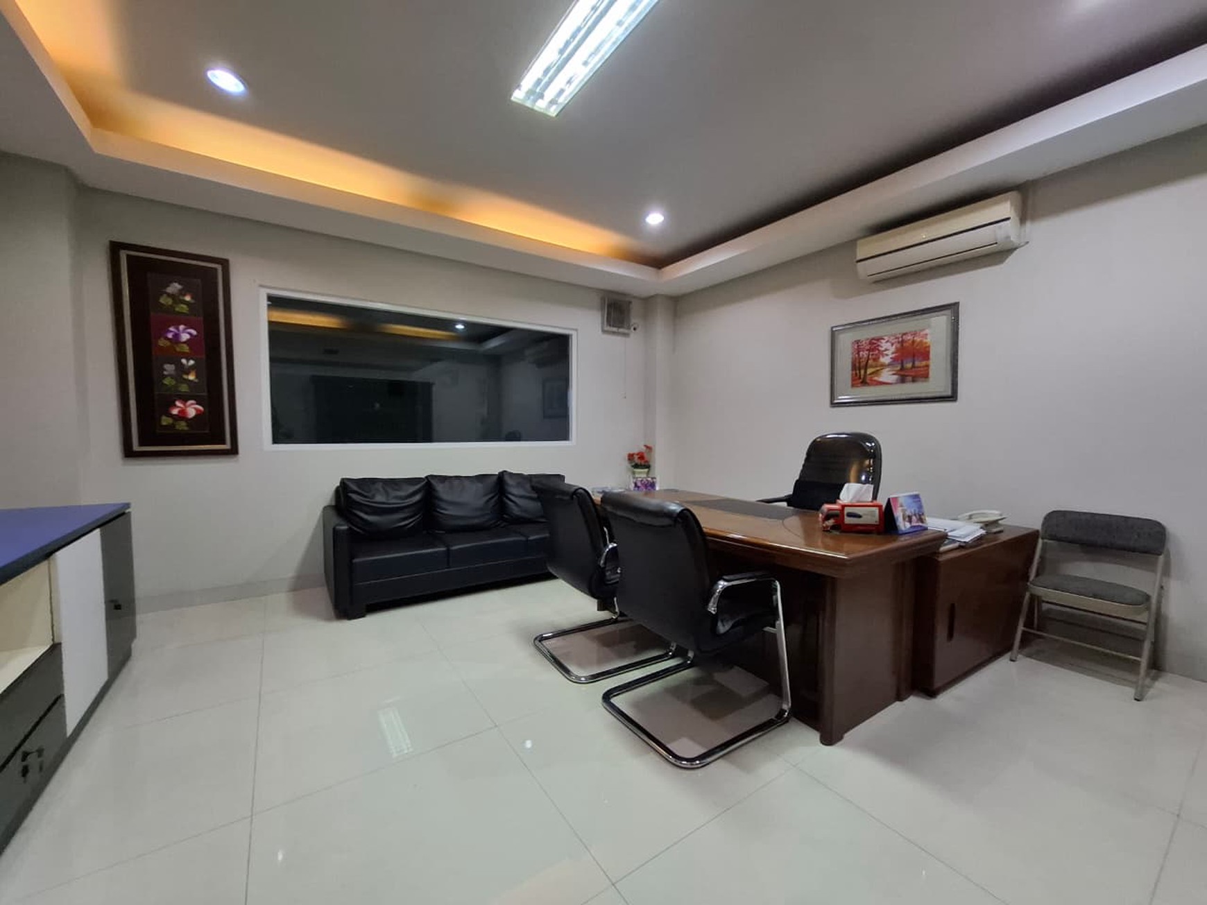 Gedung Showroom Mobil, Jl Kartini, Depok