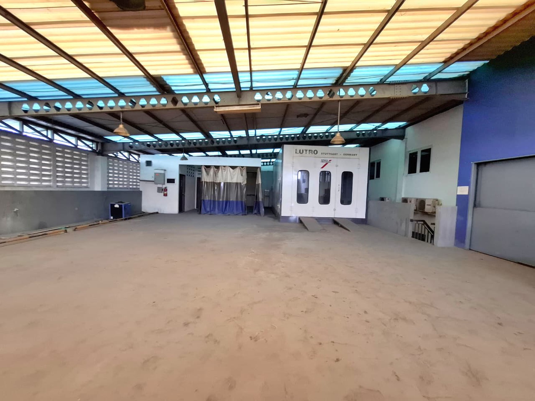 Gedung Showroom Mobil, Jl Kartini, Depok