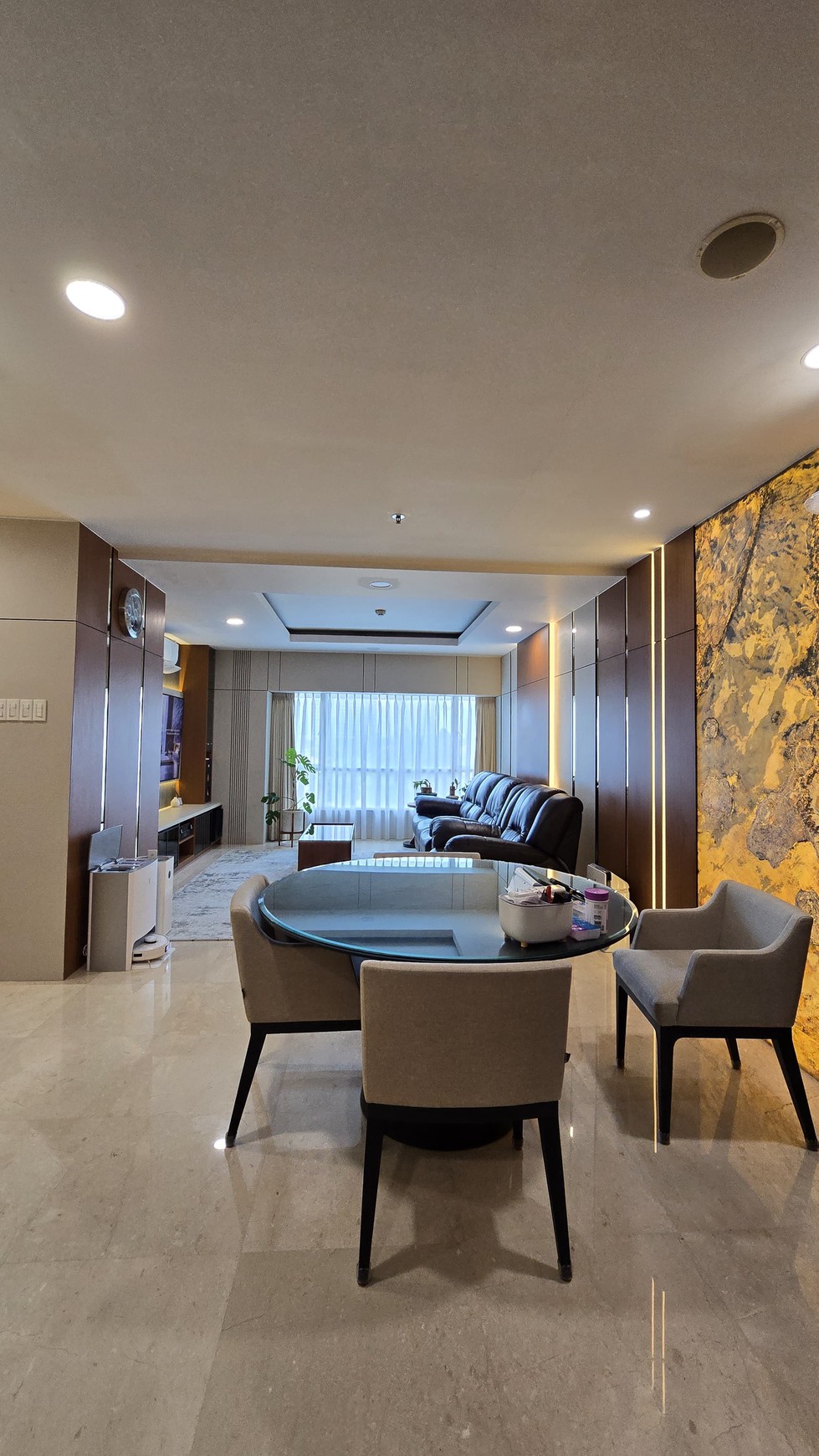 Dijual Apartemen Somerset Permata Berlian , 3BR , Well Maintained