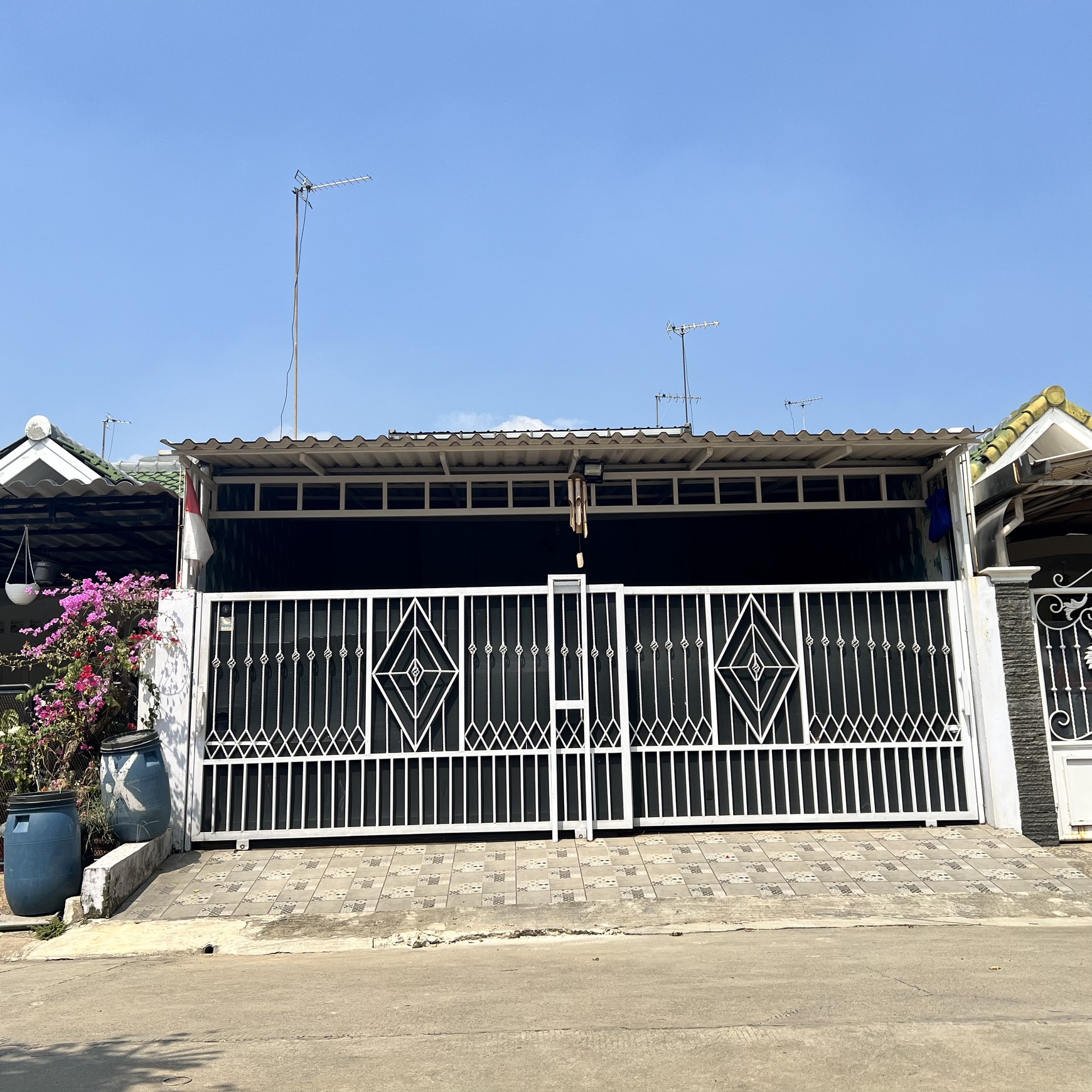 RUMAH NYAMAN & SIAP HUNI DI MEKAR INDAH, JABABEKA - LOKASI STRATEGIS & HARGA MENARIK! 