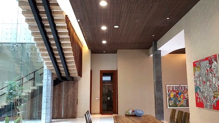Rumah Mewah Dengan Kolam Renang & Rooftop Lokasi Dekat Kampus Sanata Dharma, Caturtunggal, Depok, Sleman