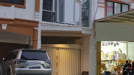 Disewakan Ruko 3 lantai di Darmo Permai Selatan Surabaya