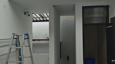 Rumah Cantik 2 Lantai Full AC - Lokasi Strategis Surabaya Timur!