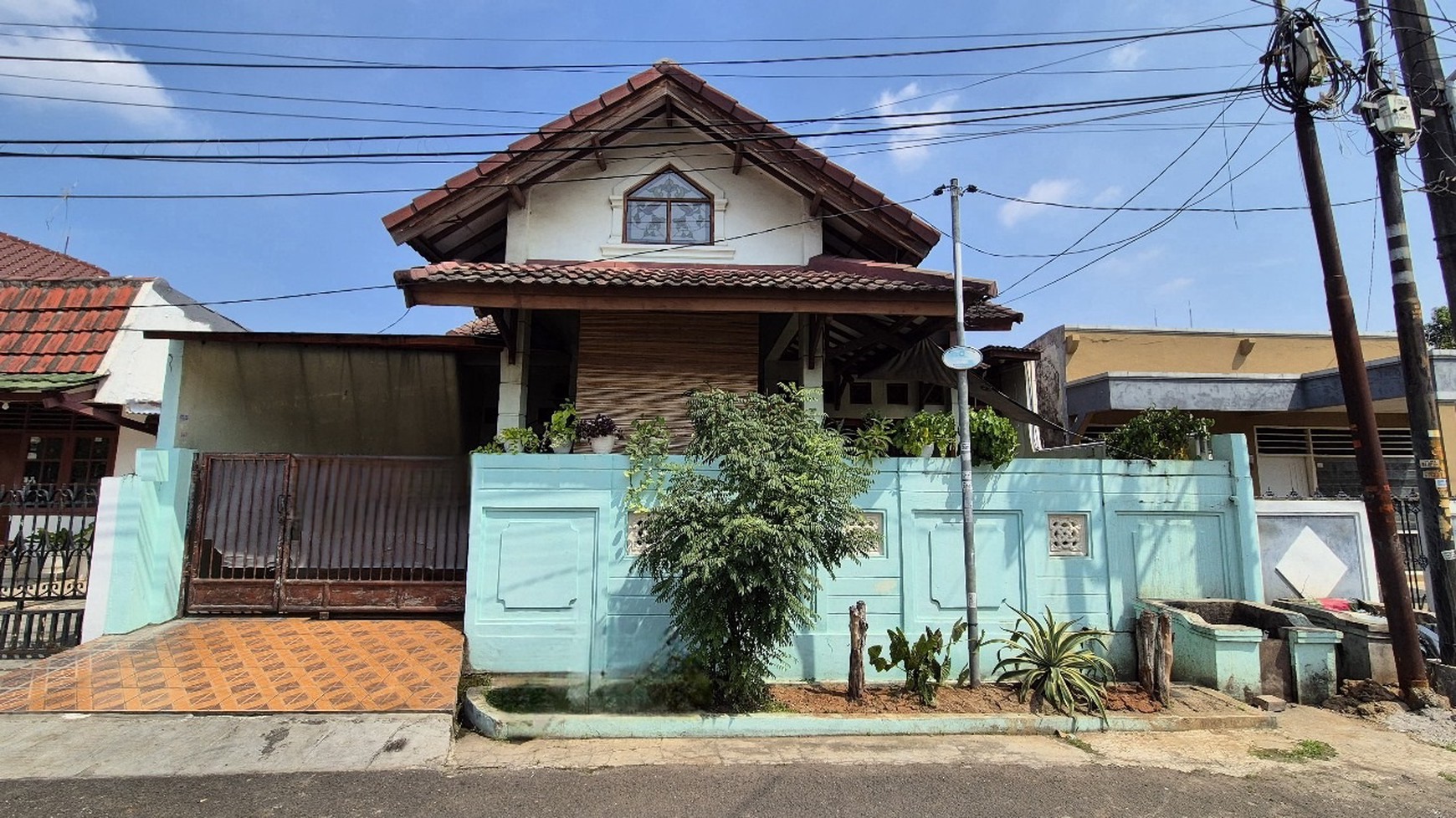 Komplek Larangan Indah Jl Teratai, Kota Tangerang Dekat Halte Trans Jakarta Puri Beta 1