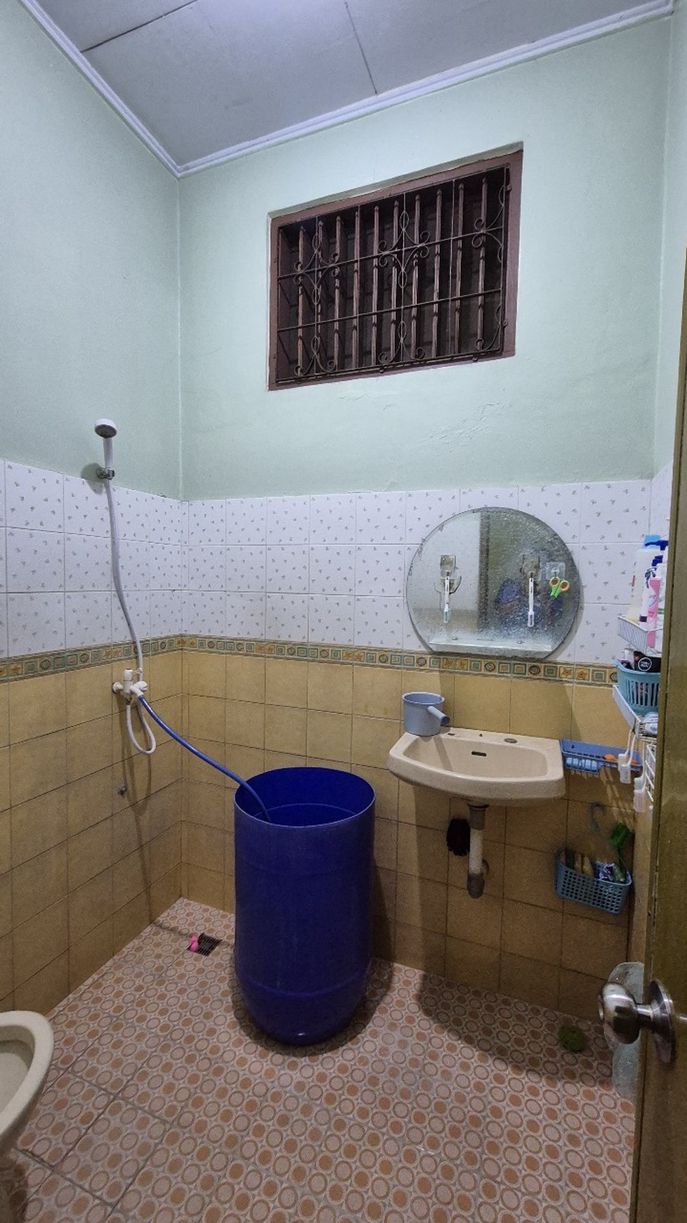 Komplek Larangan Indah Jl Teratai, Kota Tangerang Dekat Halte Trans Jakarta Puri Beta 1