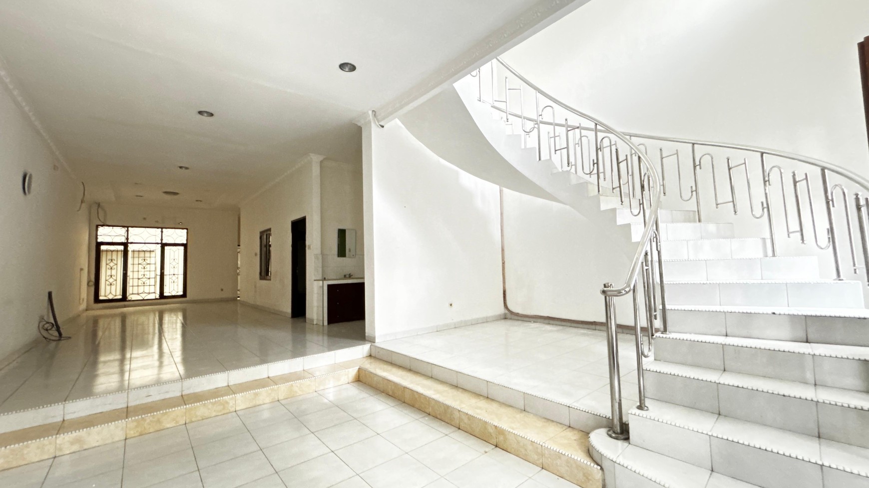 Rumah Putih di Cluster PIK Kapuk Muara, dekat Singapore School