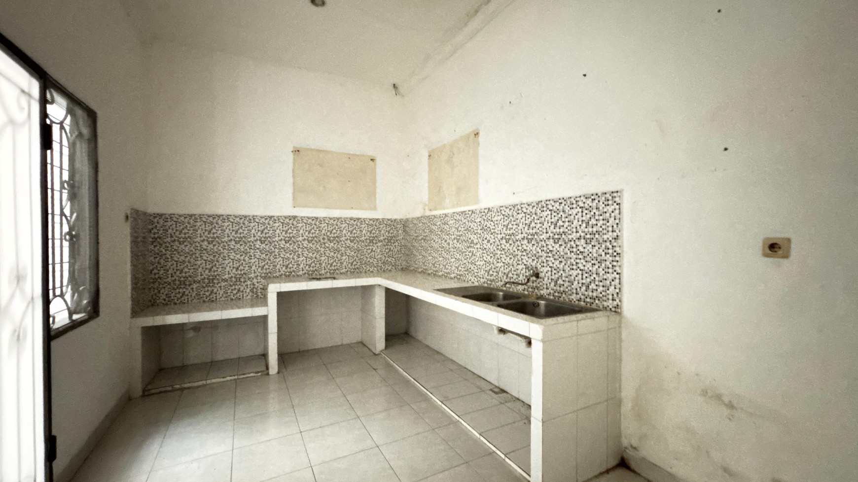 Rumah Putih di Cluster PIK Kapuk Muara, dekat Singapore School