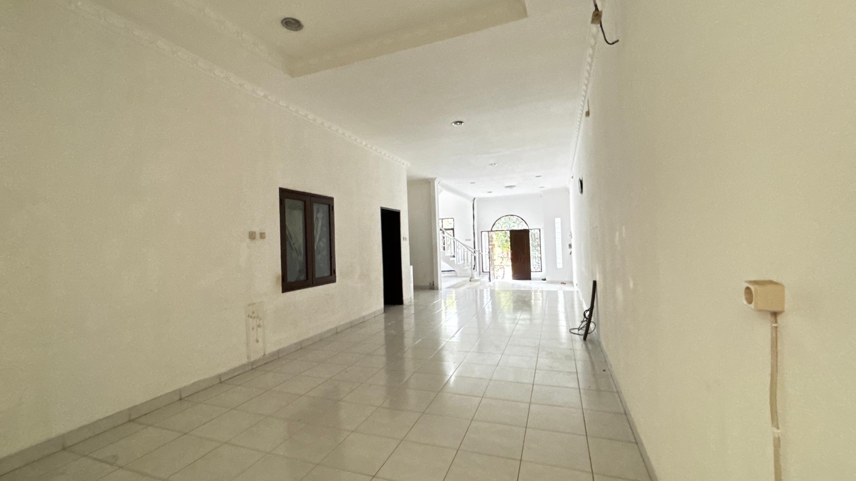 Rumah Putih di Cluster PIK Kapuk Muara, dekat Singapore School