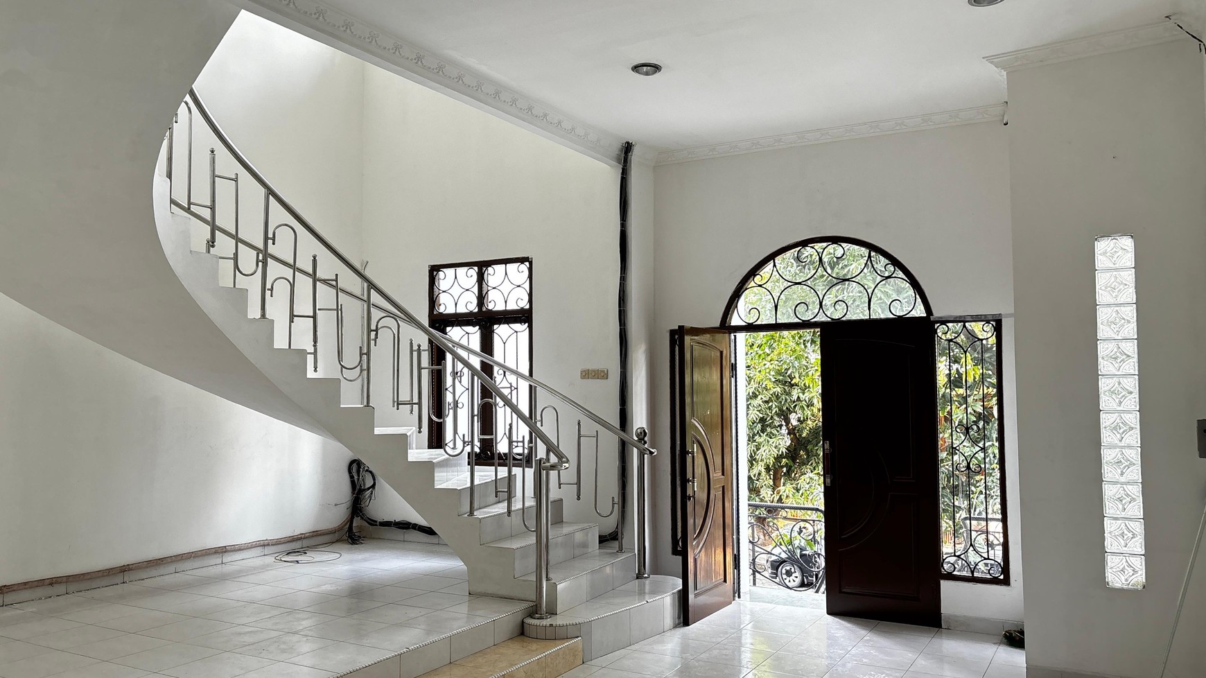 Rumah Putih di Cluster PIK Kapuk Muara, dekat Singapore School