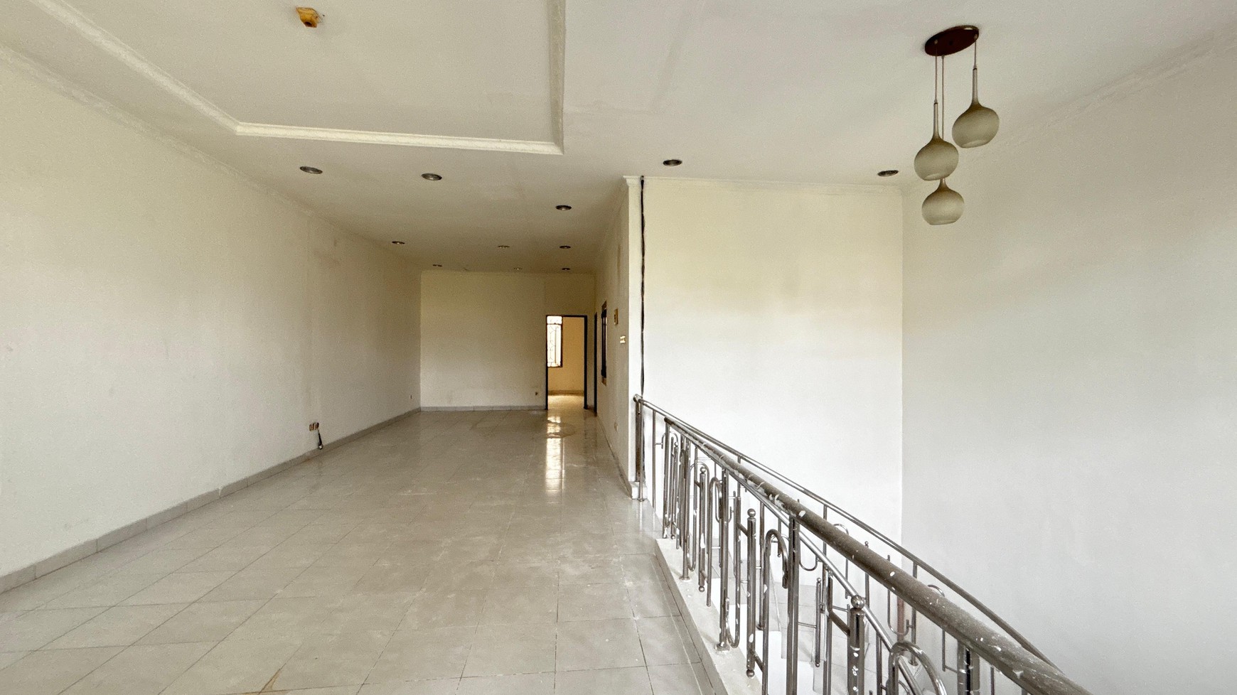 Rumah Putih di Cluster PIK Kapuk Muara, dekat Singapore School