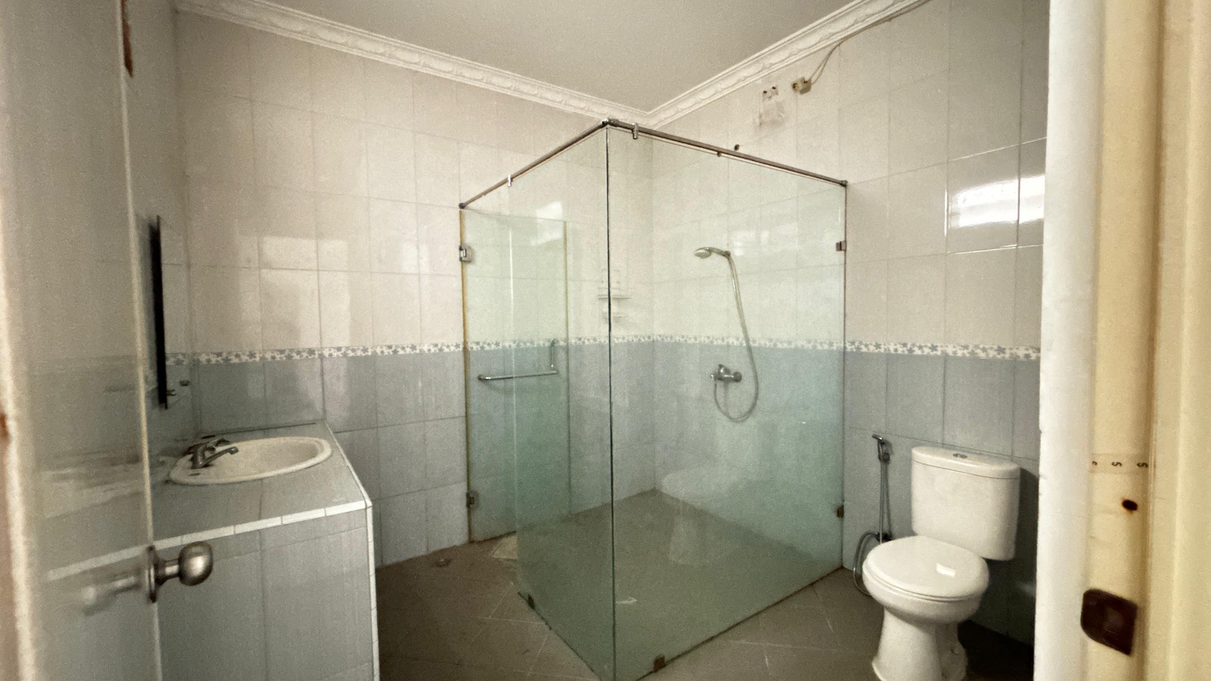 Rumah Putih di Cluster PIK Kapuk Muara, dekat Singapore School