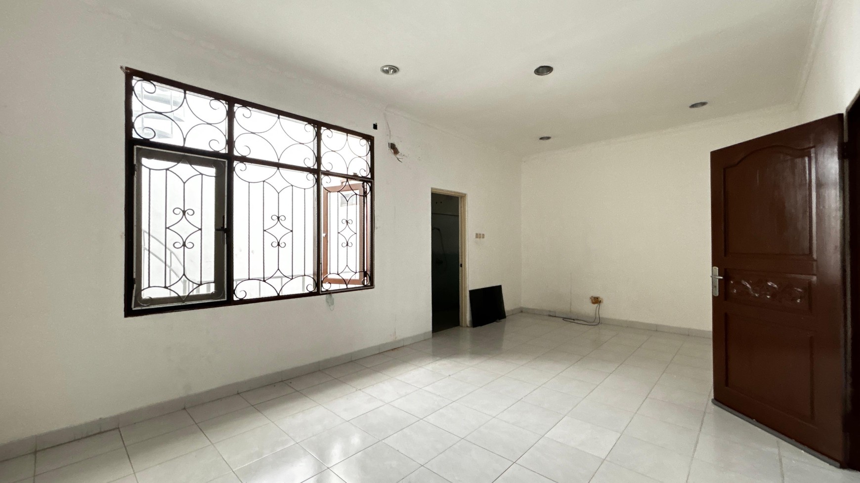 Rumah Putih di Cluster PIK Kapuk Muara, dekat Singapore School