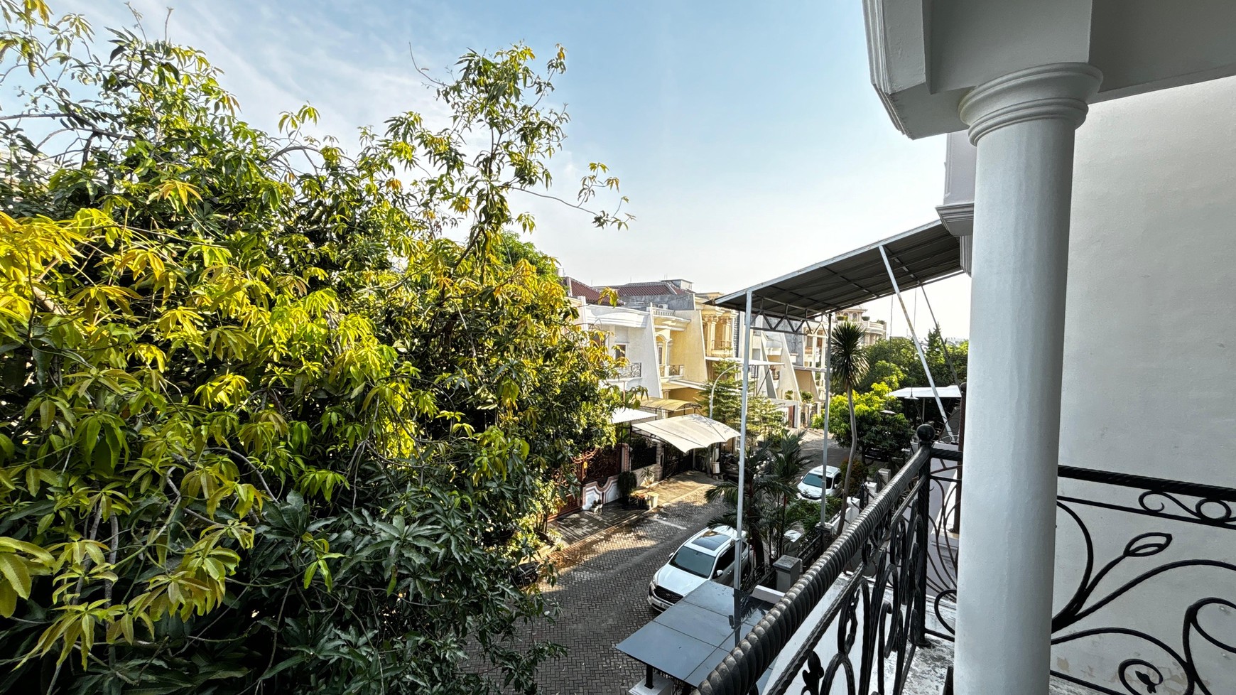 Rumah Putih di Cluster PIK Kapuk Muara, dekat Singapore School